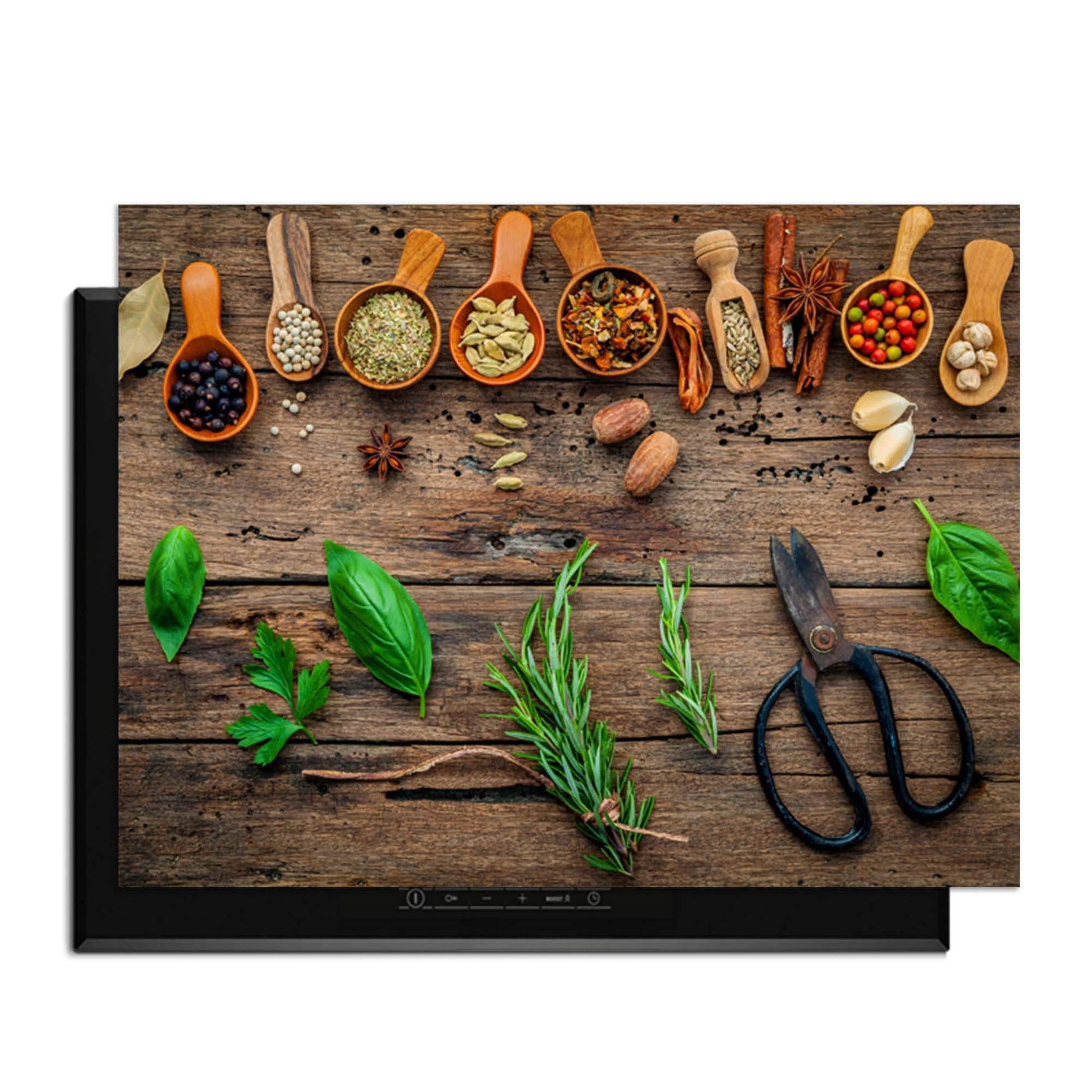 Roots & Recipes - Inductie Beschermer met kruiden en specerijen op een houten ondergrond.