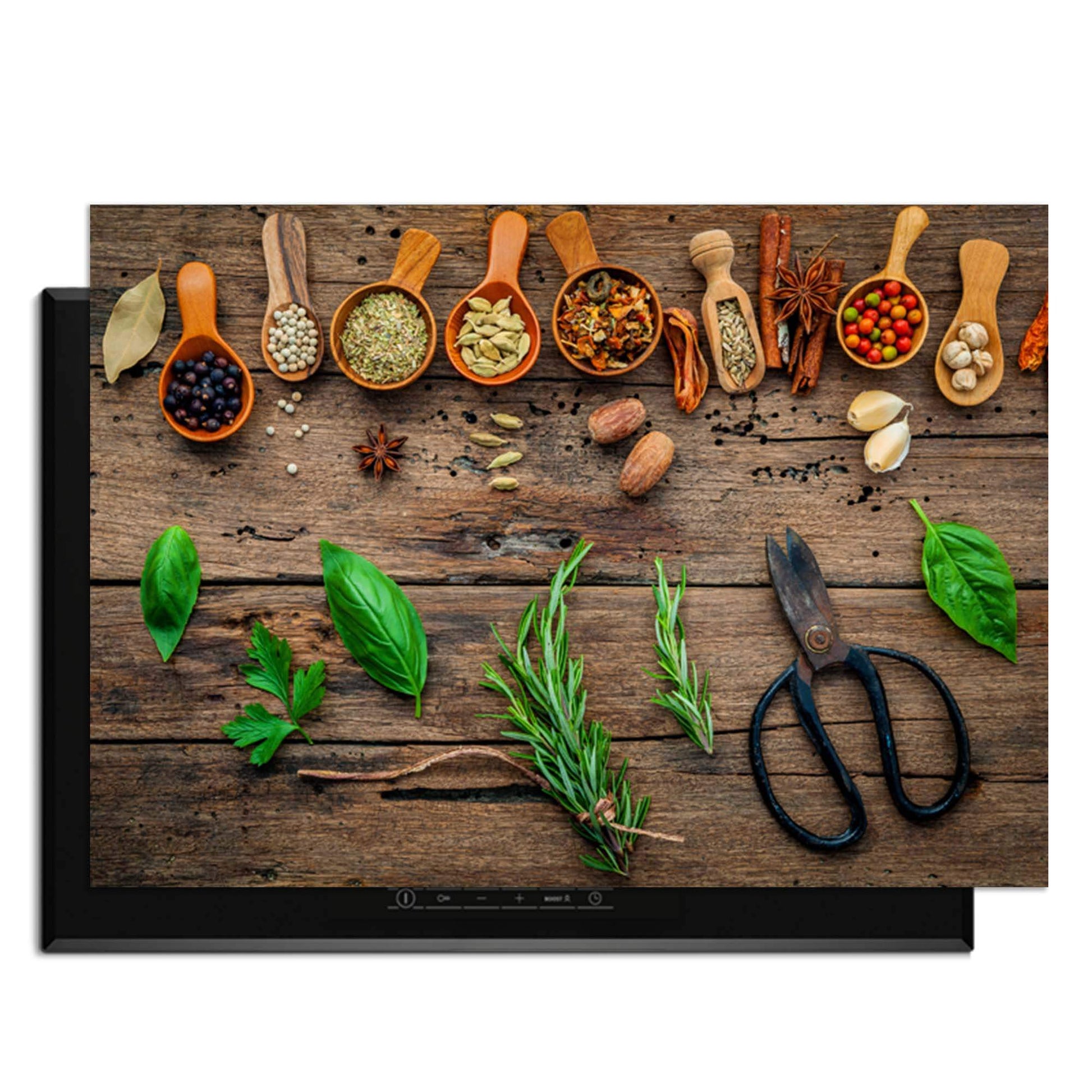 Roots & Recipes - Inductie Beschermer met kruiden en specerijen op een houten tafel.