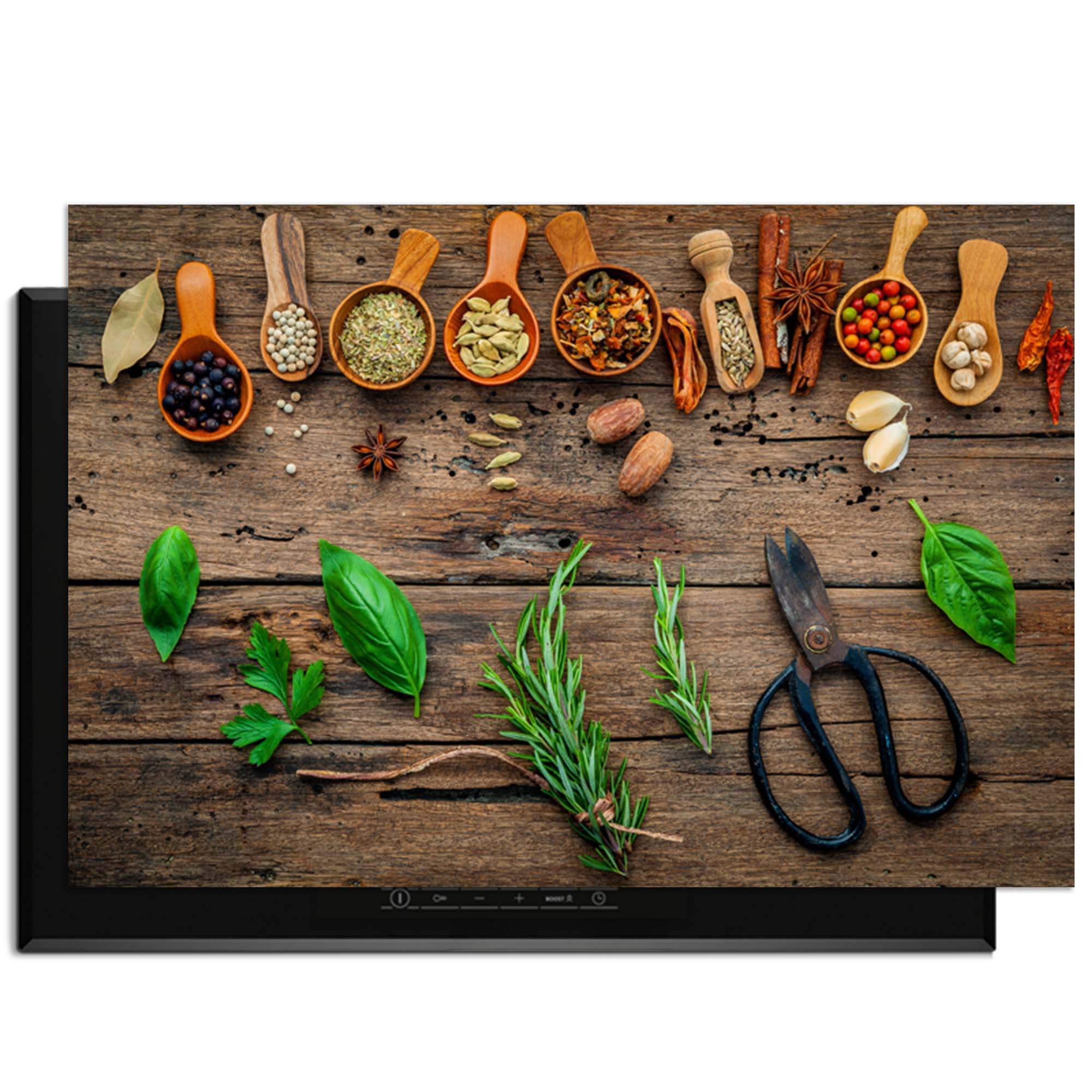 Roots & Recipes - Inductie Beschermer met kruiden en specerijen op een houten tafel.