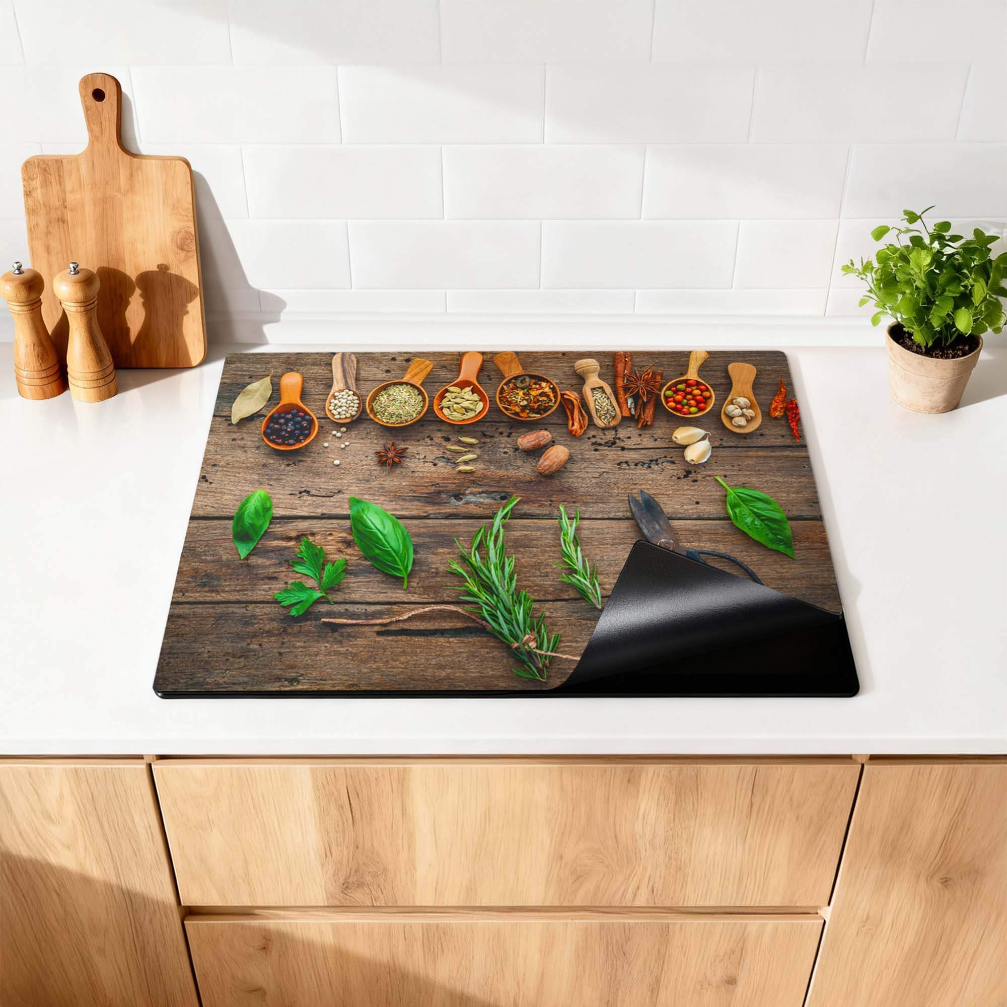 Roots & Recipes - Inductie Beschermer met kruiden en specerijen op een houten oppervlak.
