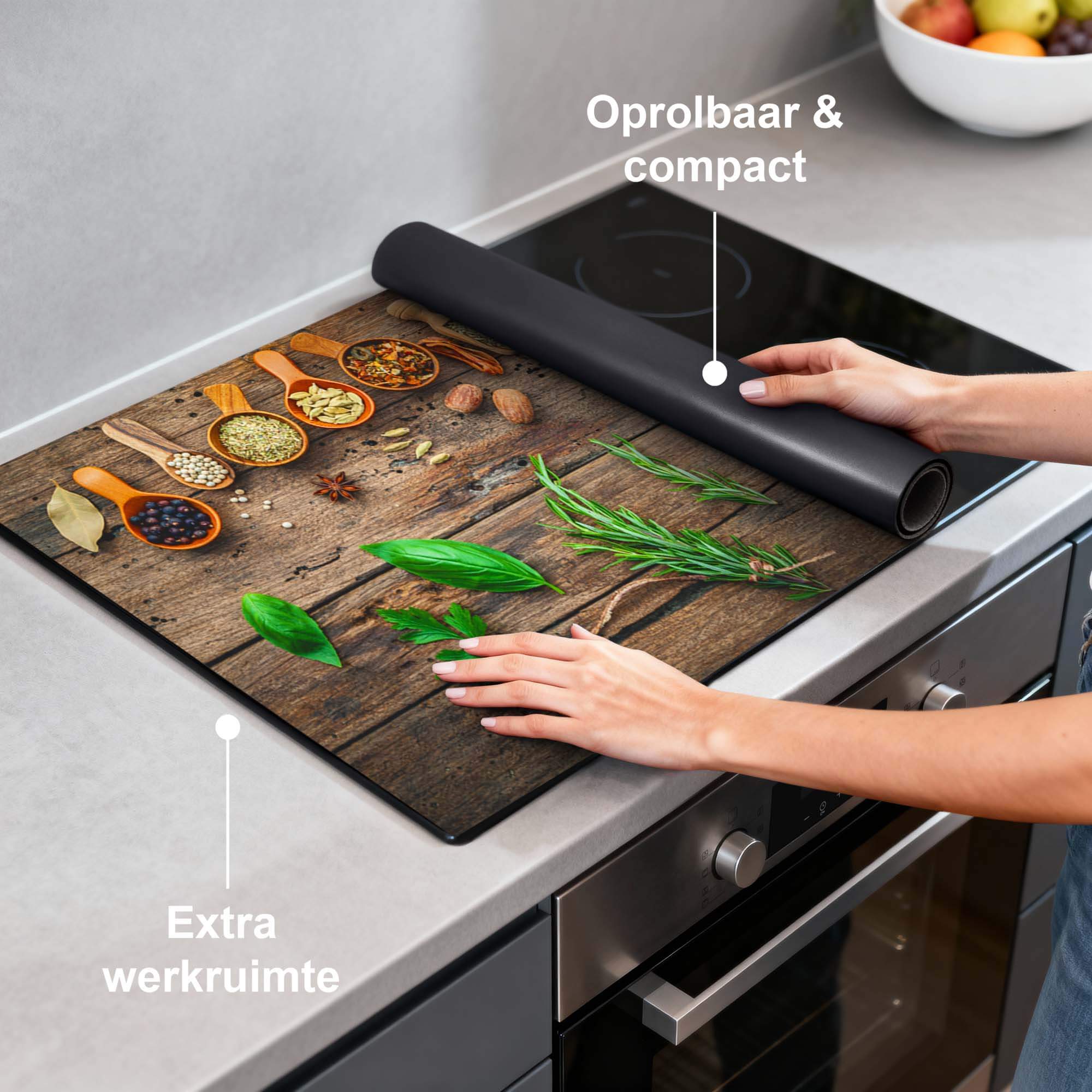 Roots & Recipes - Inductie Beschermer op een inductiekookplaat met kruiden en specerijen, compact en praktisch.