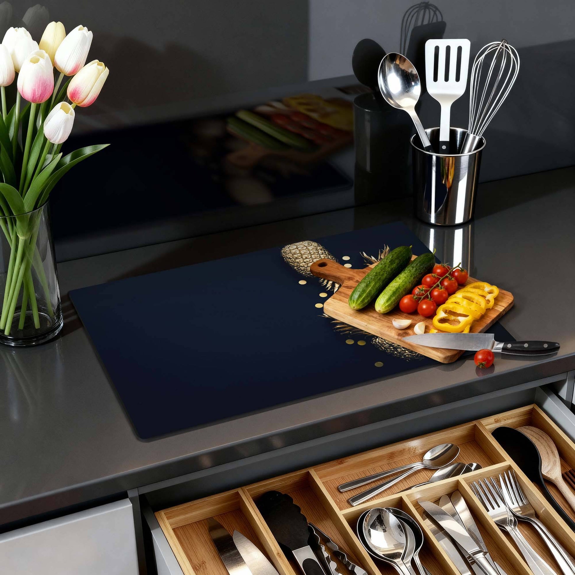 Royal Tropic - Inductie Beschermer op een modern aanrecht met groenten en bloemen.