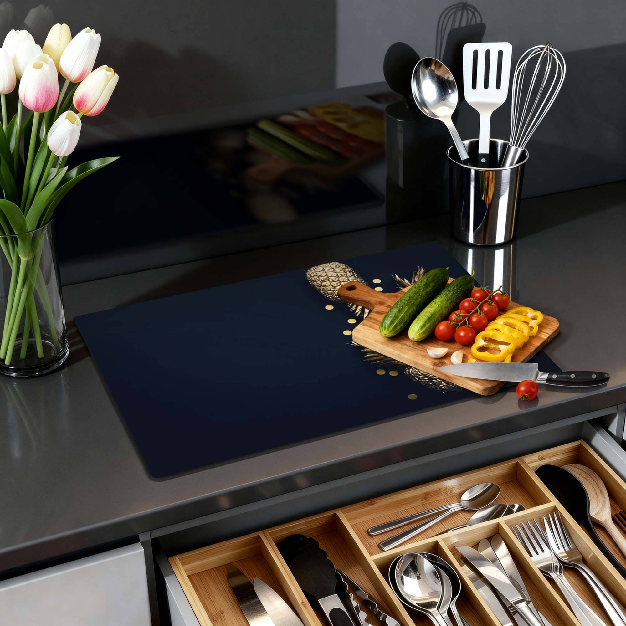 Royal Tropic - Inductie Beschermer op een modern aanrecht met groenten en bloemen.