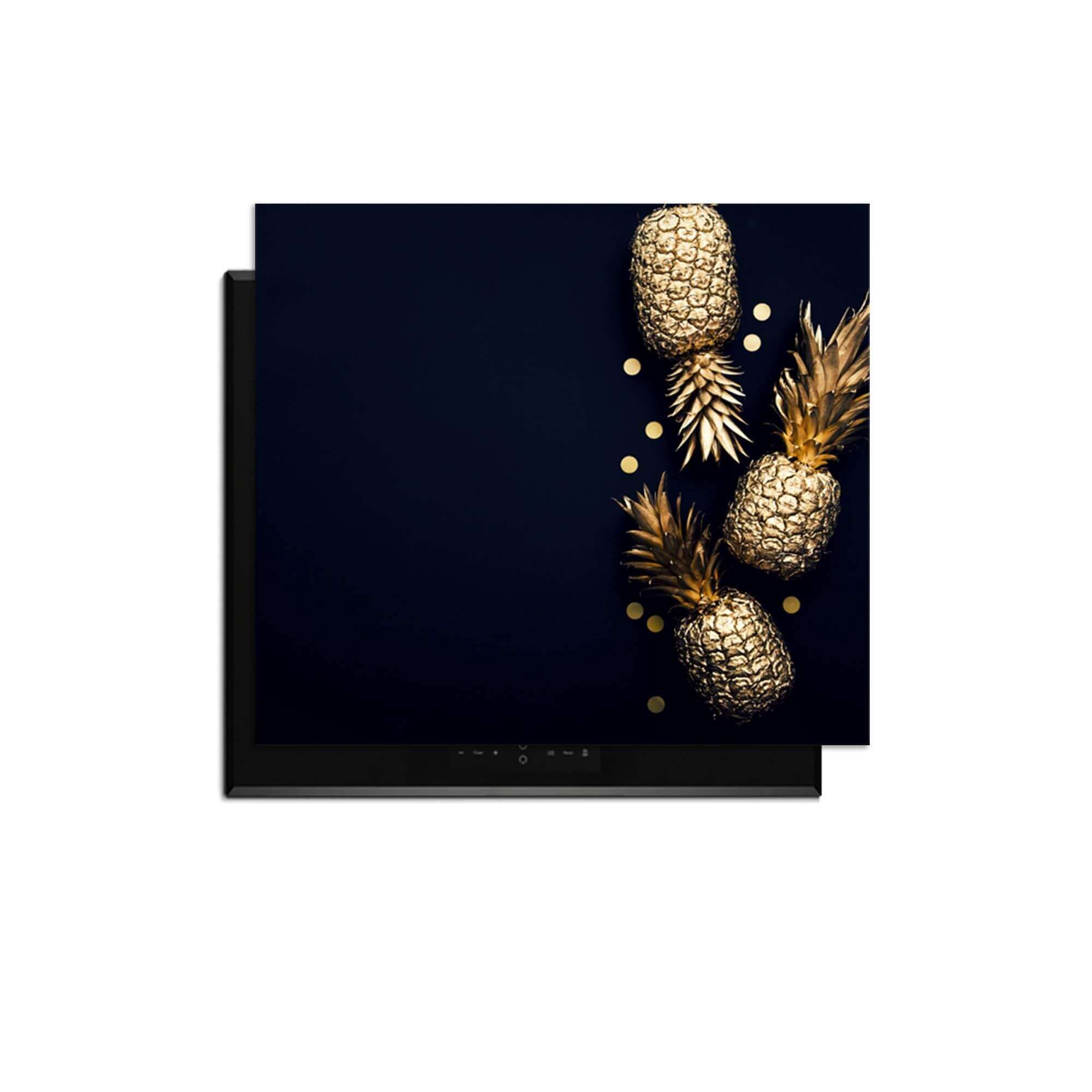 Royal Tropic - Inductie Beschermer met gouden ananassen op een zwarte achtergrond