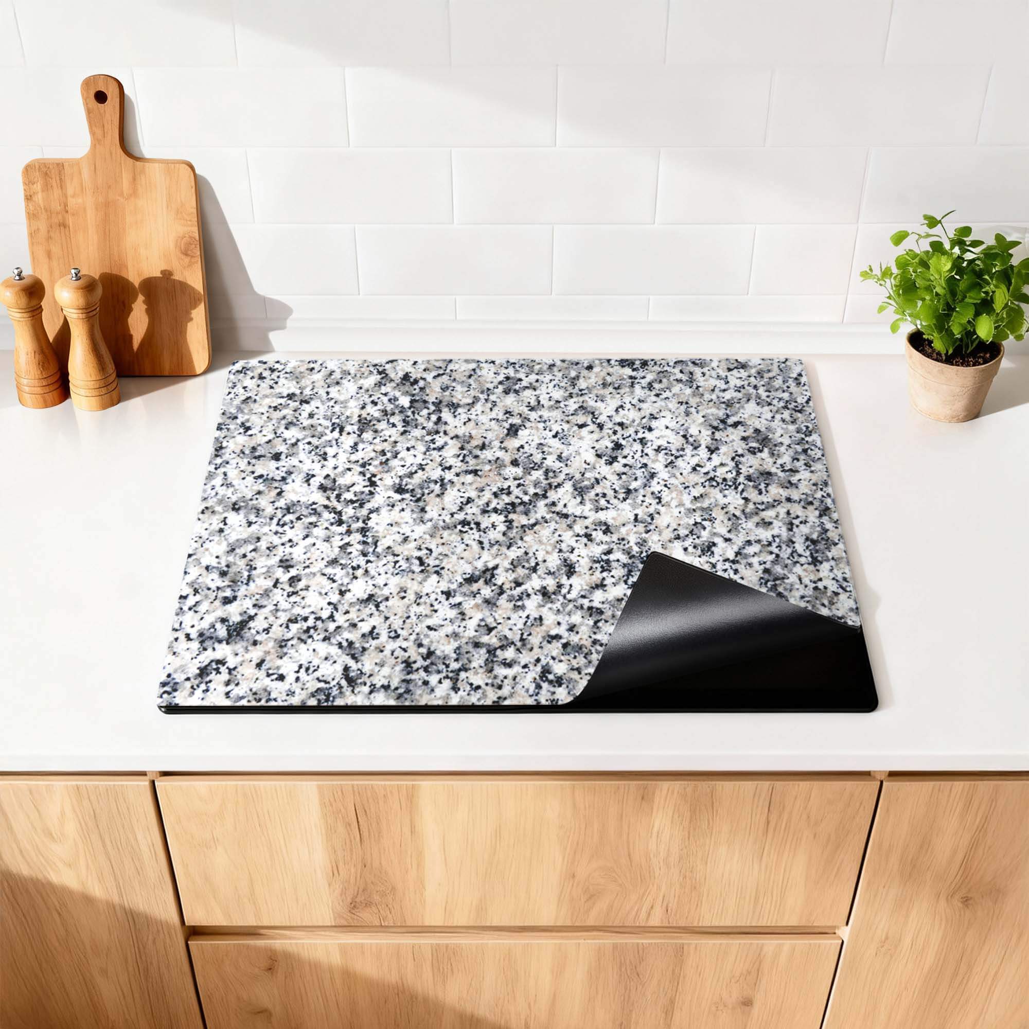Classic Granite - Inductie Beschermer op een mooie keukenblad met hout en kruiden.