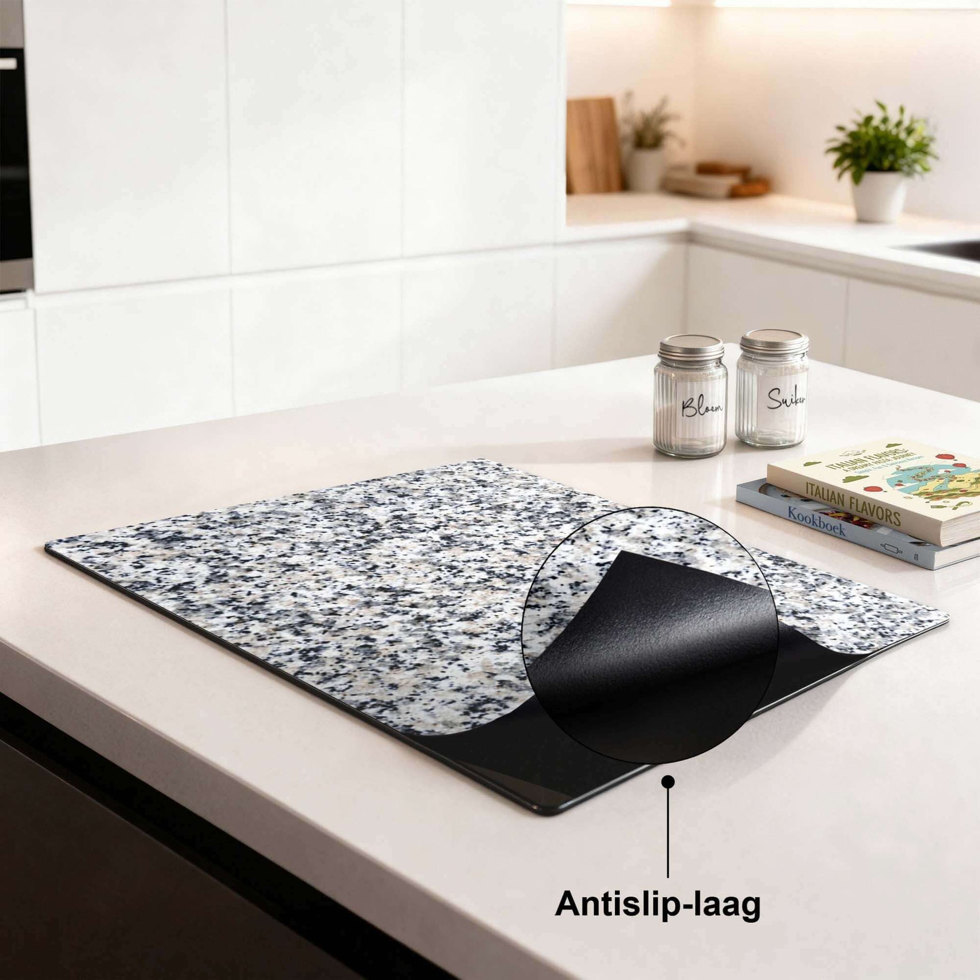 Classic Granite - Induction Protector auf Arbeitsplatte mit rutschfester Beschichtung und stilvollem Aussehen.