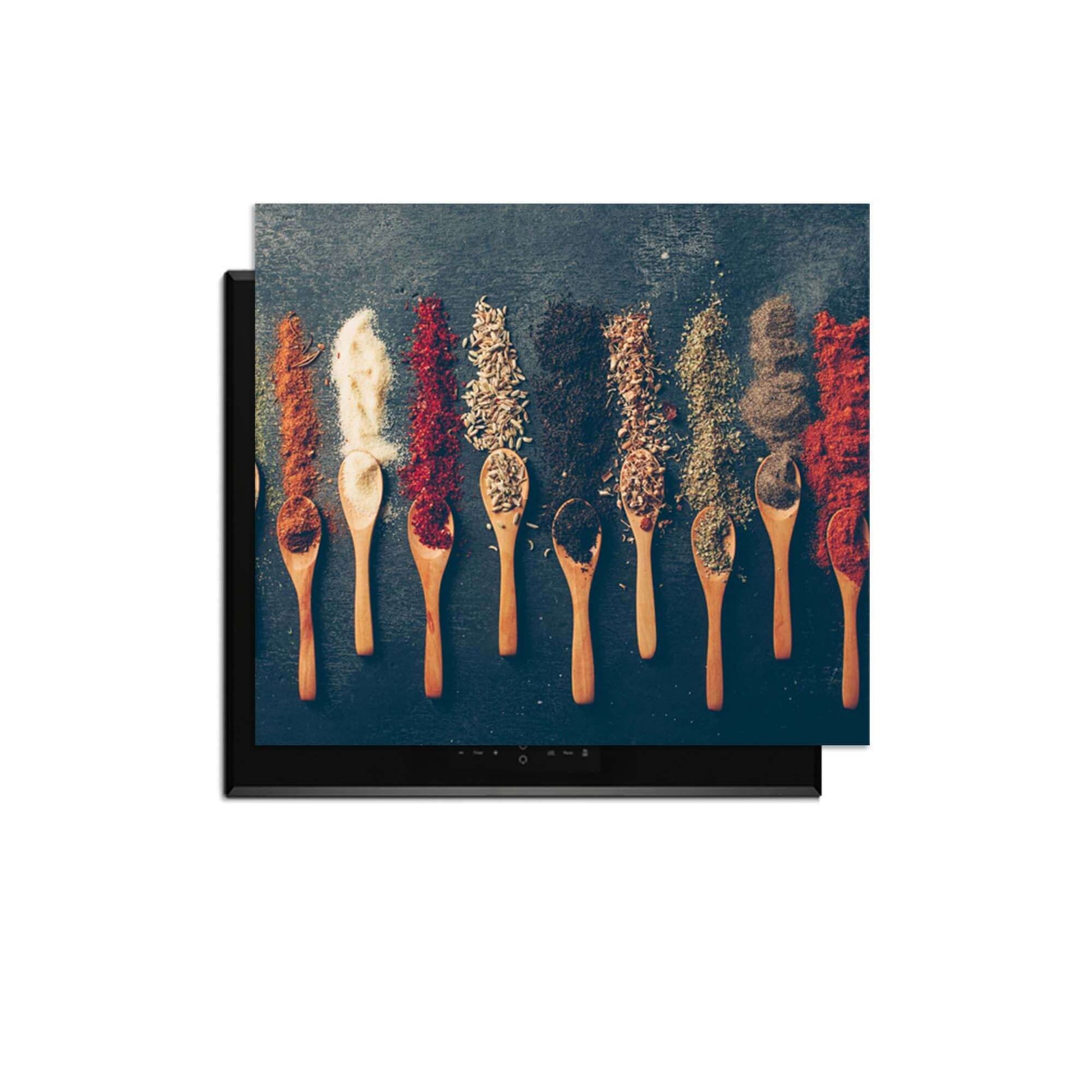 Rustic Flavors - Induktionsschutz mit einer stilvollen Präsentation von Gewürzen in Holzlöffeln.