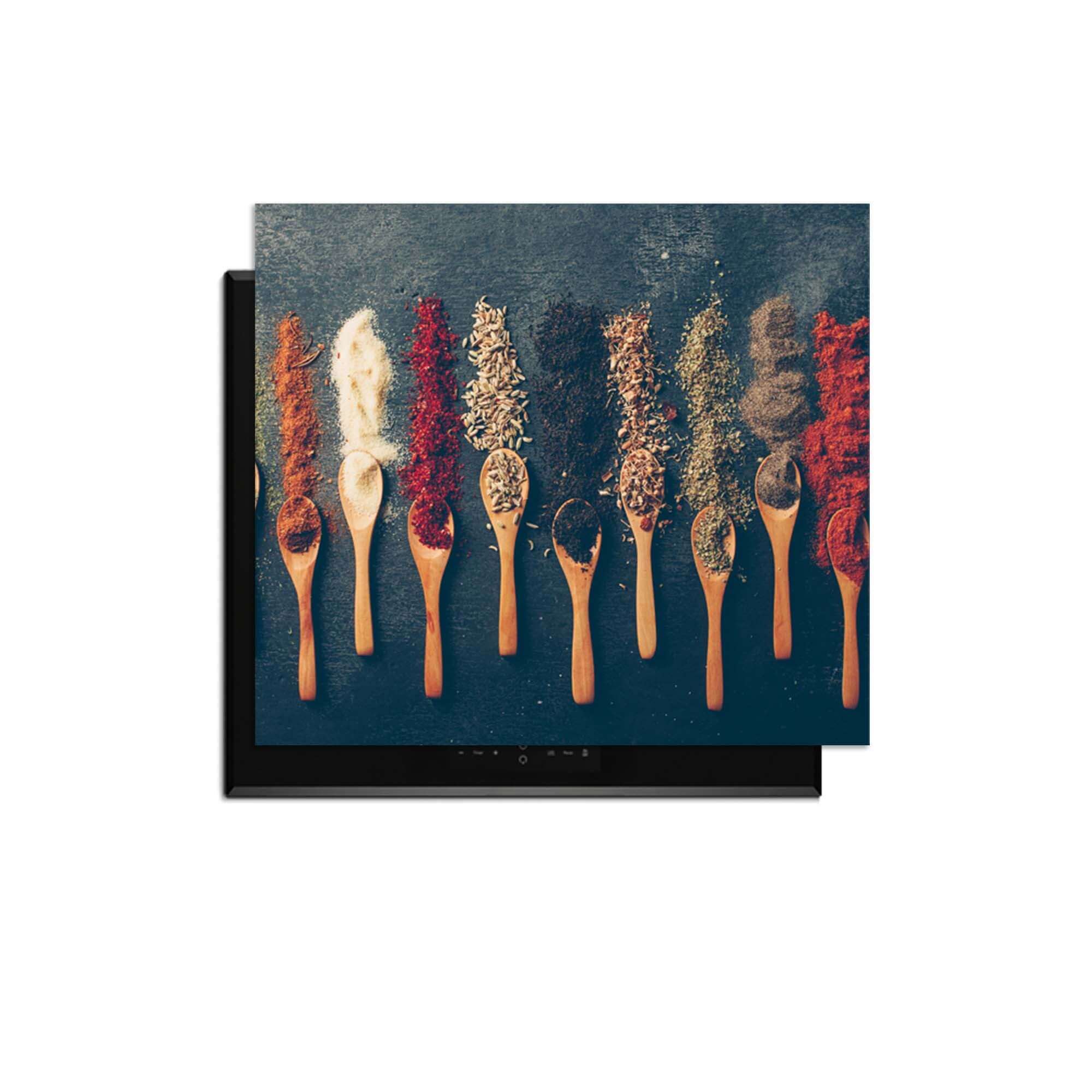 Rustic Flavors - Induktionsschutz mit einer stilvollen Präsentation von Gewürzen in Holzlöffeln.