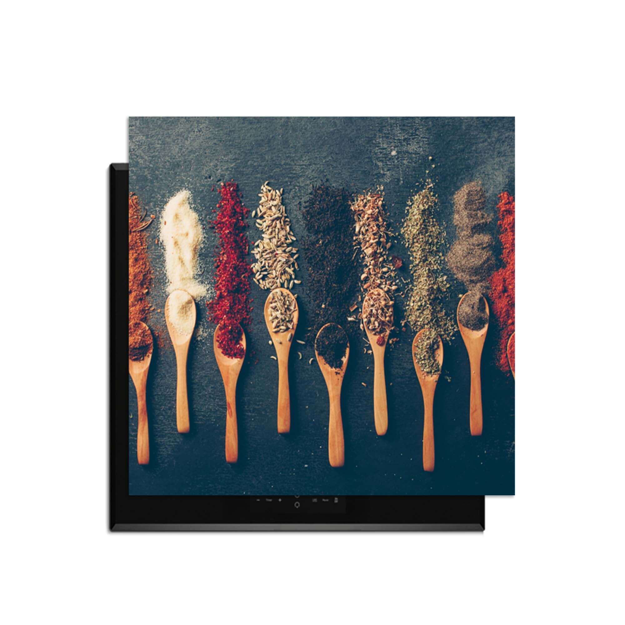 Rustic Flavors - Induction Protector mit einer Auswahl an Kräutern und Gewürzen auf Holzlöffeln.