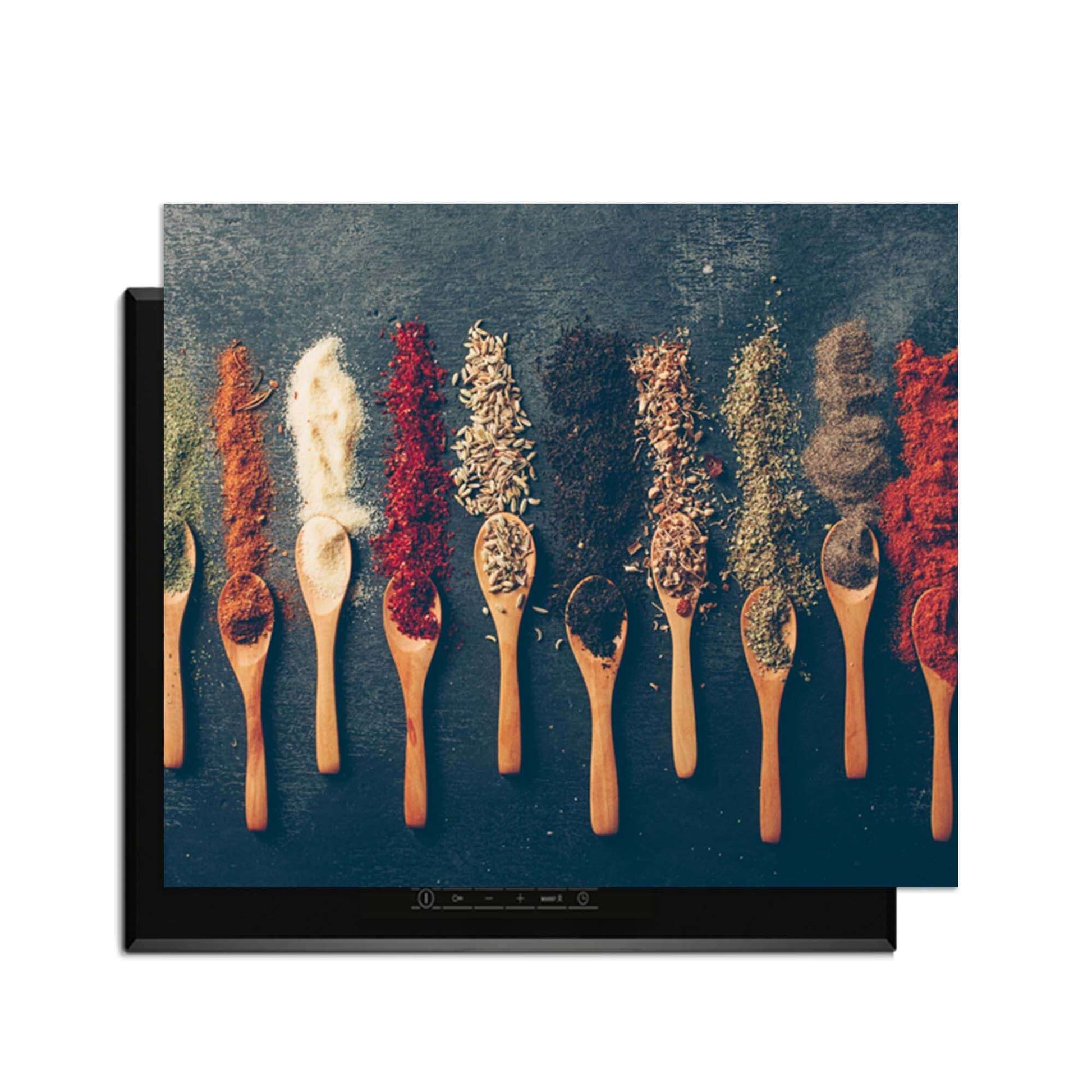 Rustic Flavors - Induction Protector mit einer Sammlung von Gewürzen auf einem Holzlöffel.