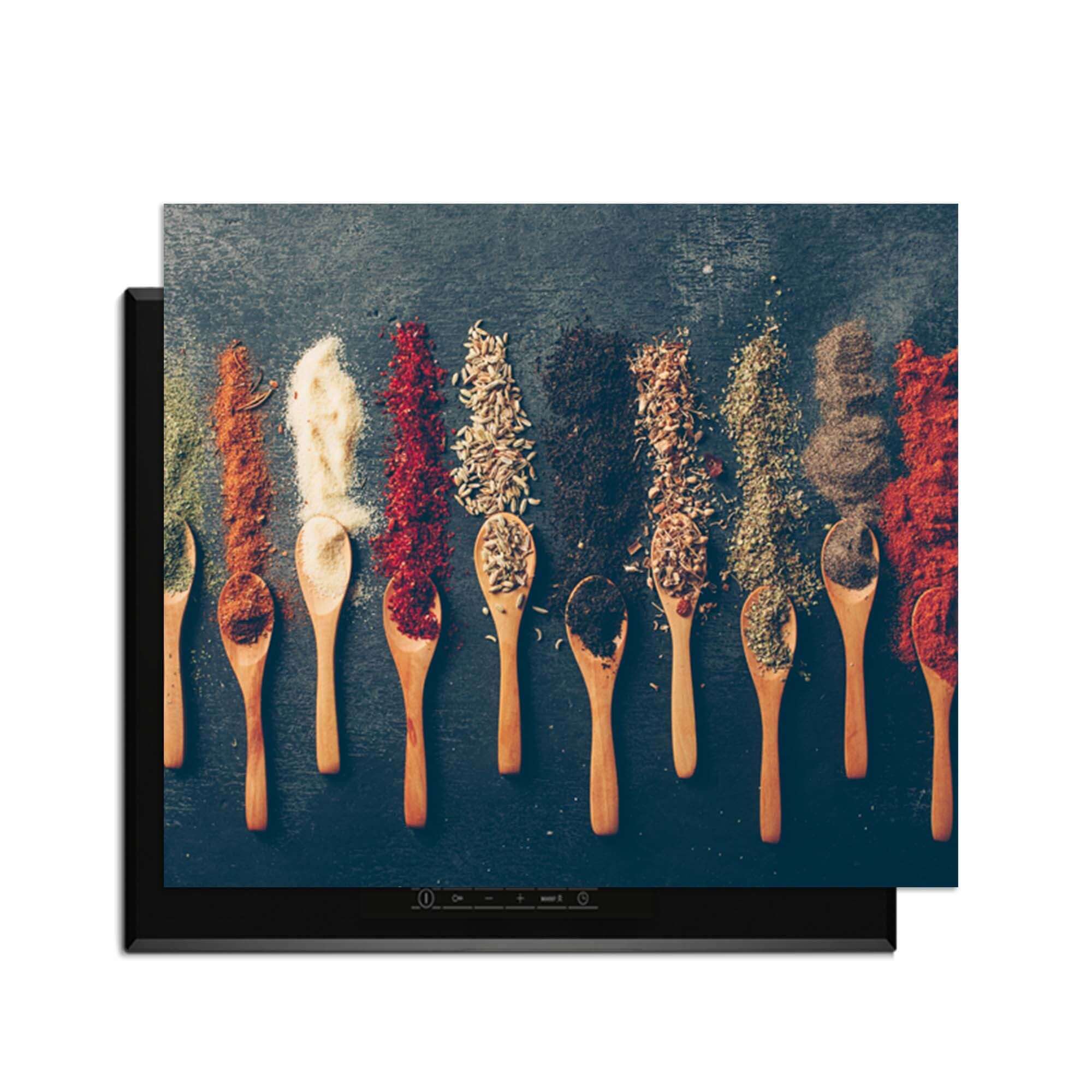 Rustic Flavors - Induction Protector mit einer Sammlung von Gewürzen auf einem Holzlöffel.