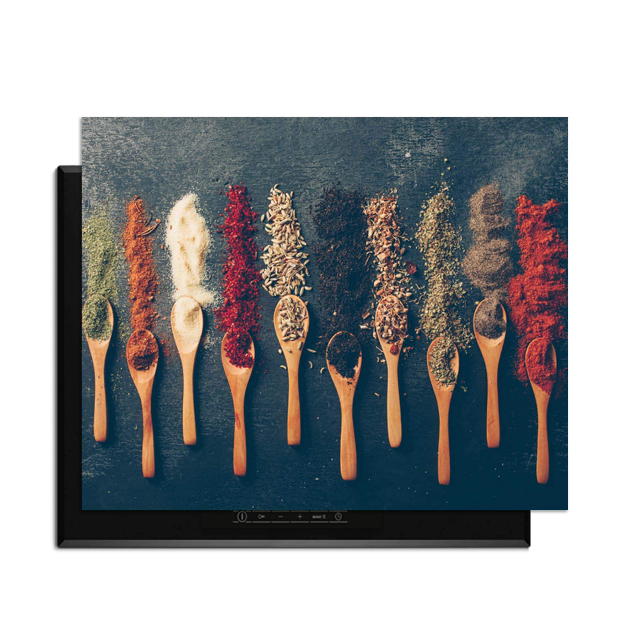 Rustic Flavors - Induktionsschutz mit einem stilvollen Hintergrund aus Gewürzen auf Holzlöffeln