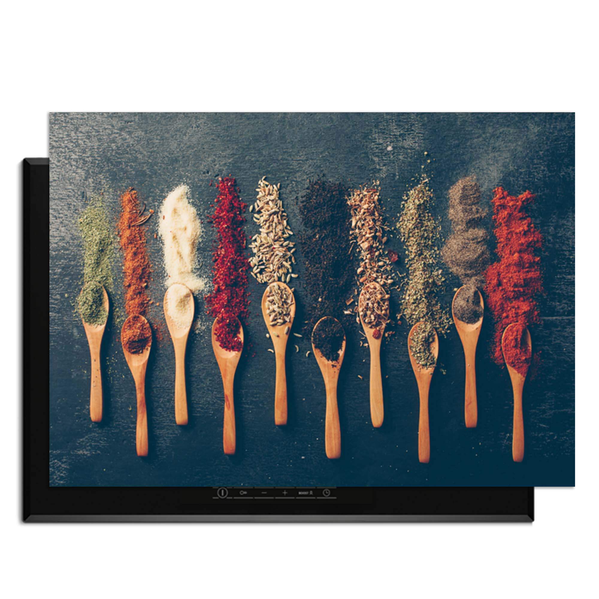 Rustic Flavors - Induktionsschutz mit einer dekorativen Präsentation verschiedener Gewürze auf Holzlöffeln.