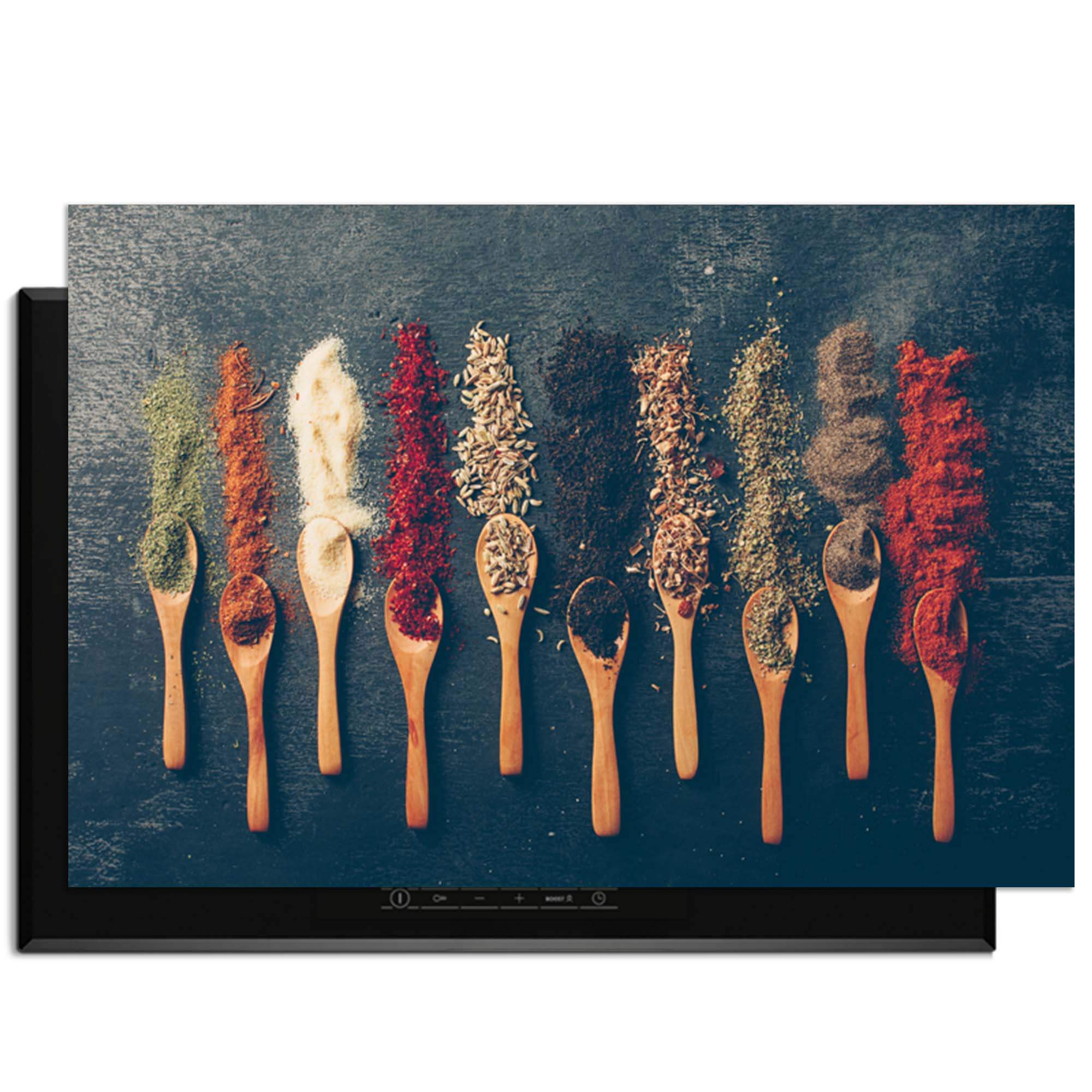 Rustic Flavors - Induction Protector mit verschiedenen Gewürzen auf Holzlöffeln