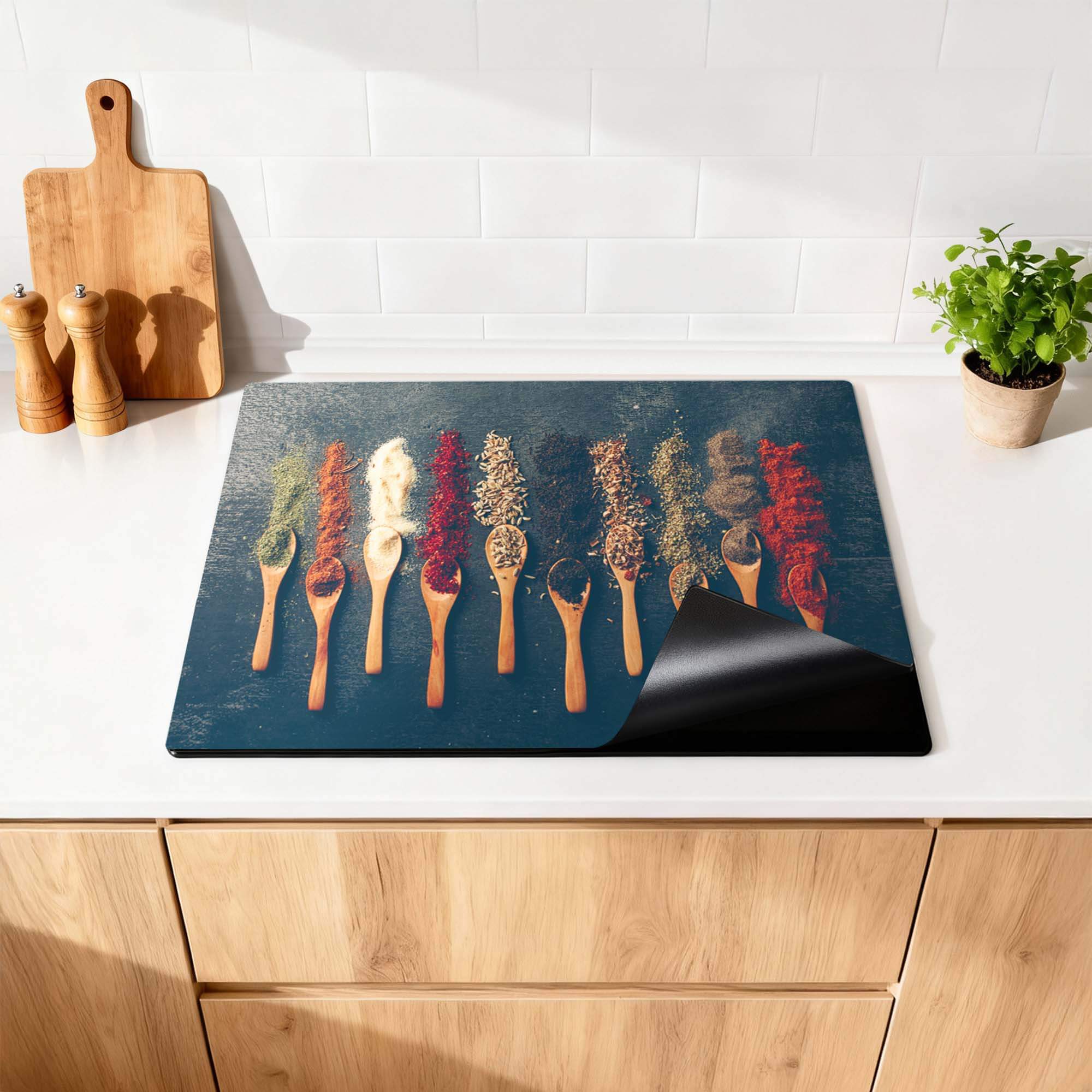 Rustic Flavors - Inductie Beschermer met houten lepel-set en kruiden op keukenblad