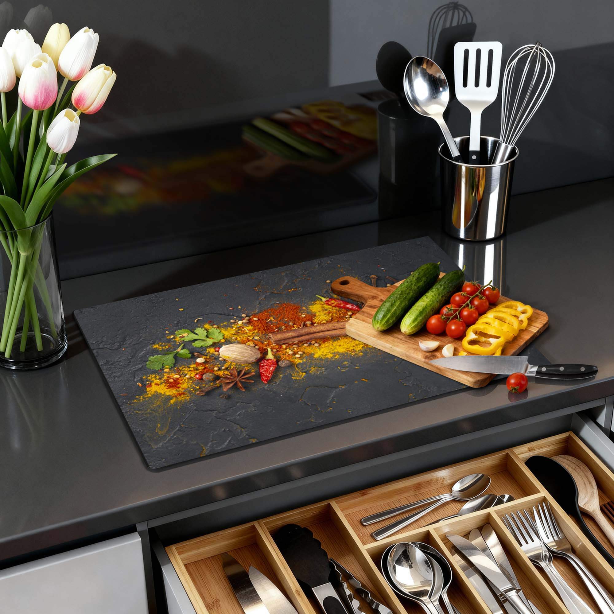 Spice Explosion - Inductie Beschermer met verse ingrediënten en keukenaccessoires op een moderne kookplaat.