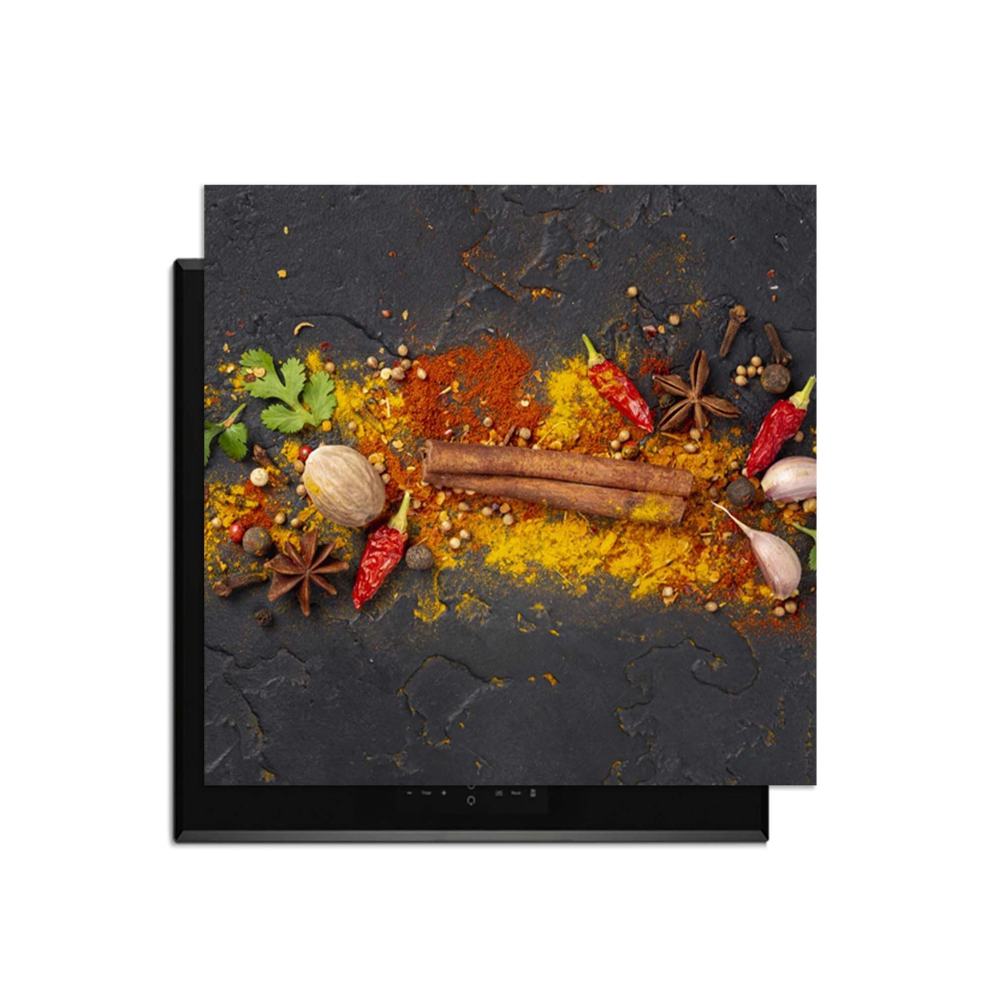 Spice Explosion - Inductie Beschermer met specerijen en kruiden op een kookplaat.