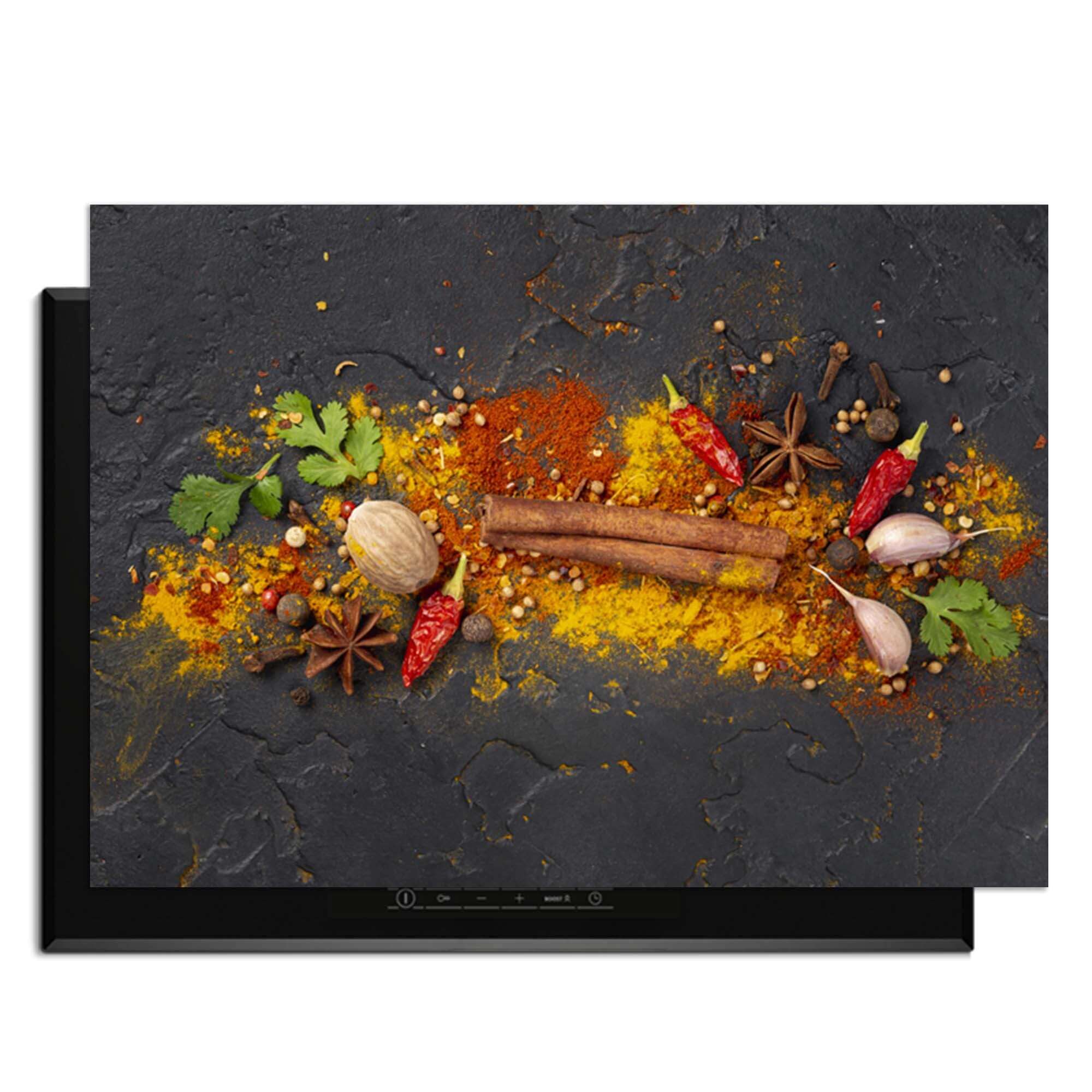 Spice Explosion - Inductie Beschermer met een mooi assortiment kruiden en specerijen op een kookplaat.