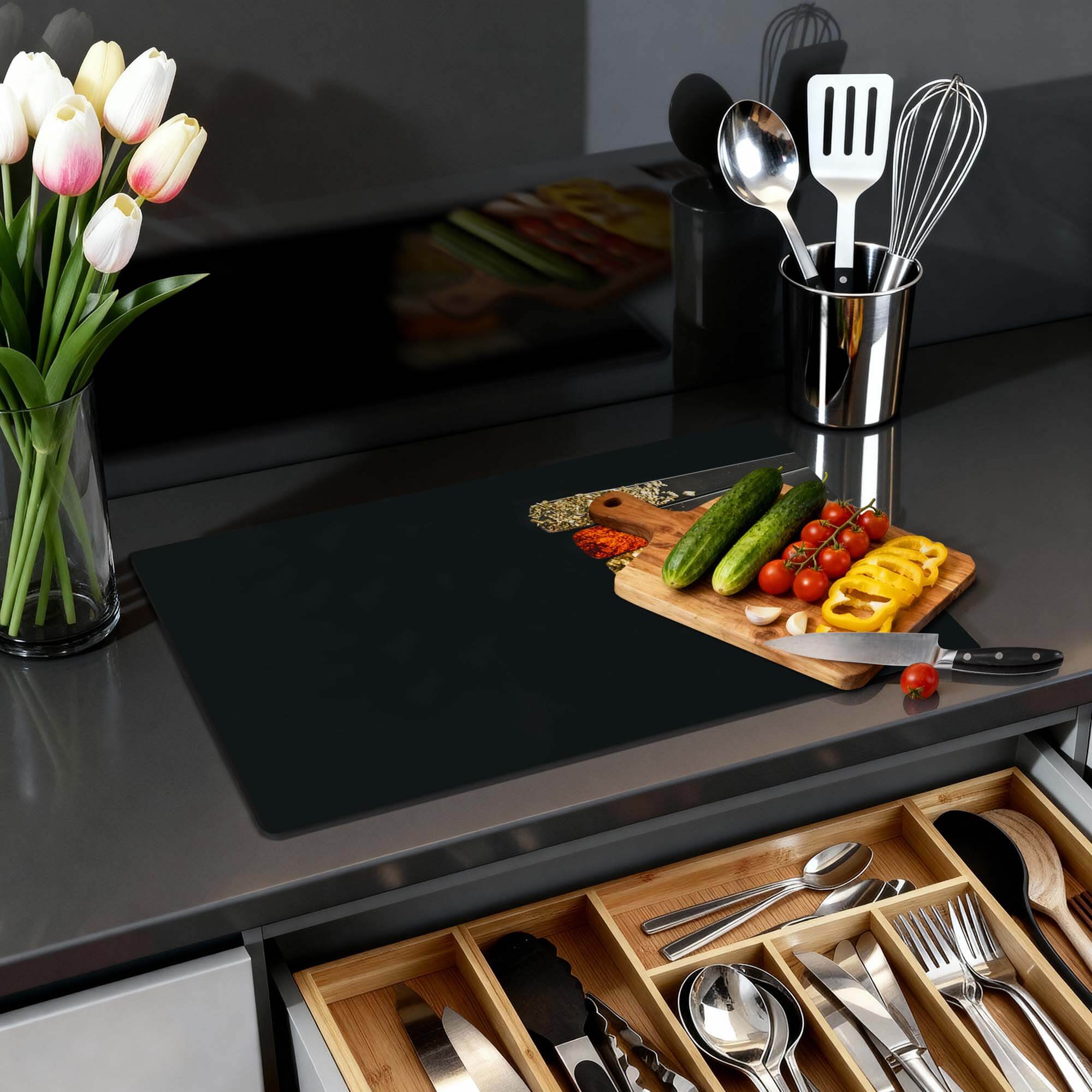 Spice Fan - Inductie Beschermer op een moderne keuken werkblad met groenten en bloemen.