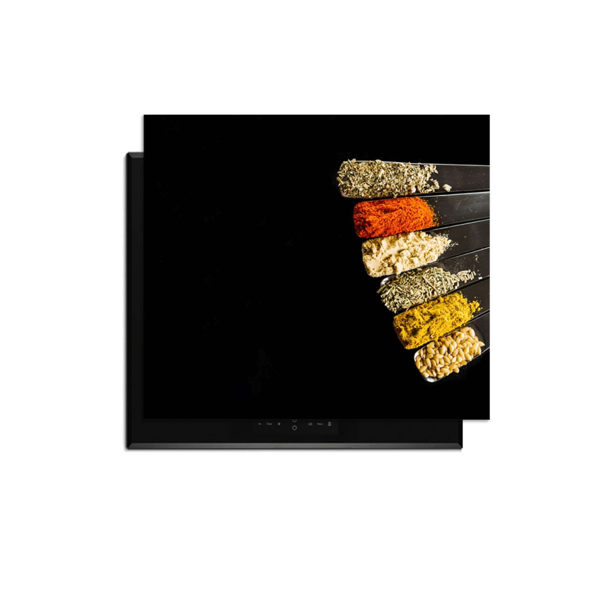 Spice Fan - Inductie Beschermer met kleurrijke specerijen op zwarte achtergrond.