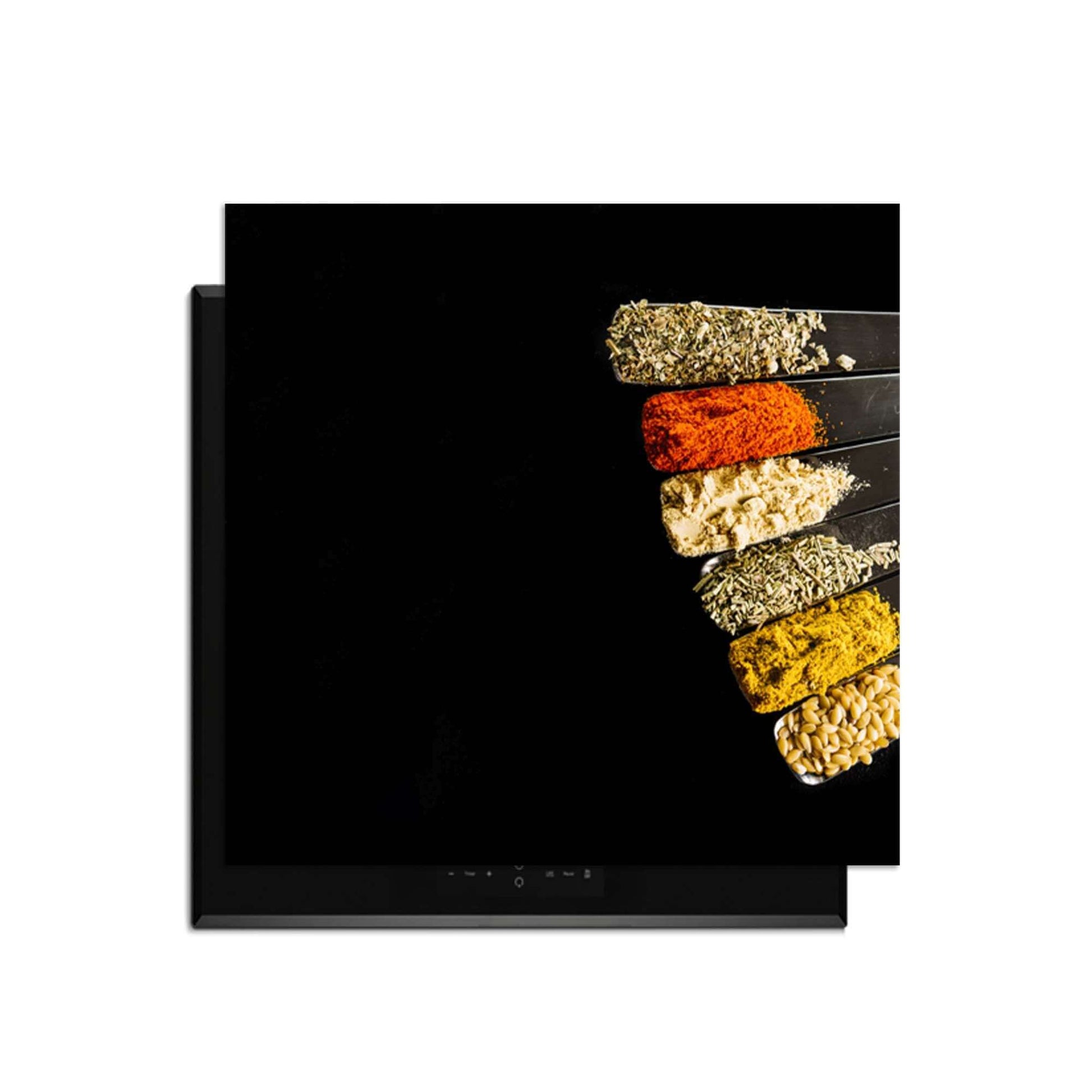 Spice Fan - Inductie Beschermer met kruiden en specerijen op een inductiekookplaat.