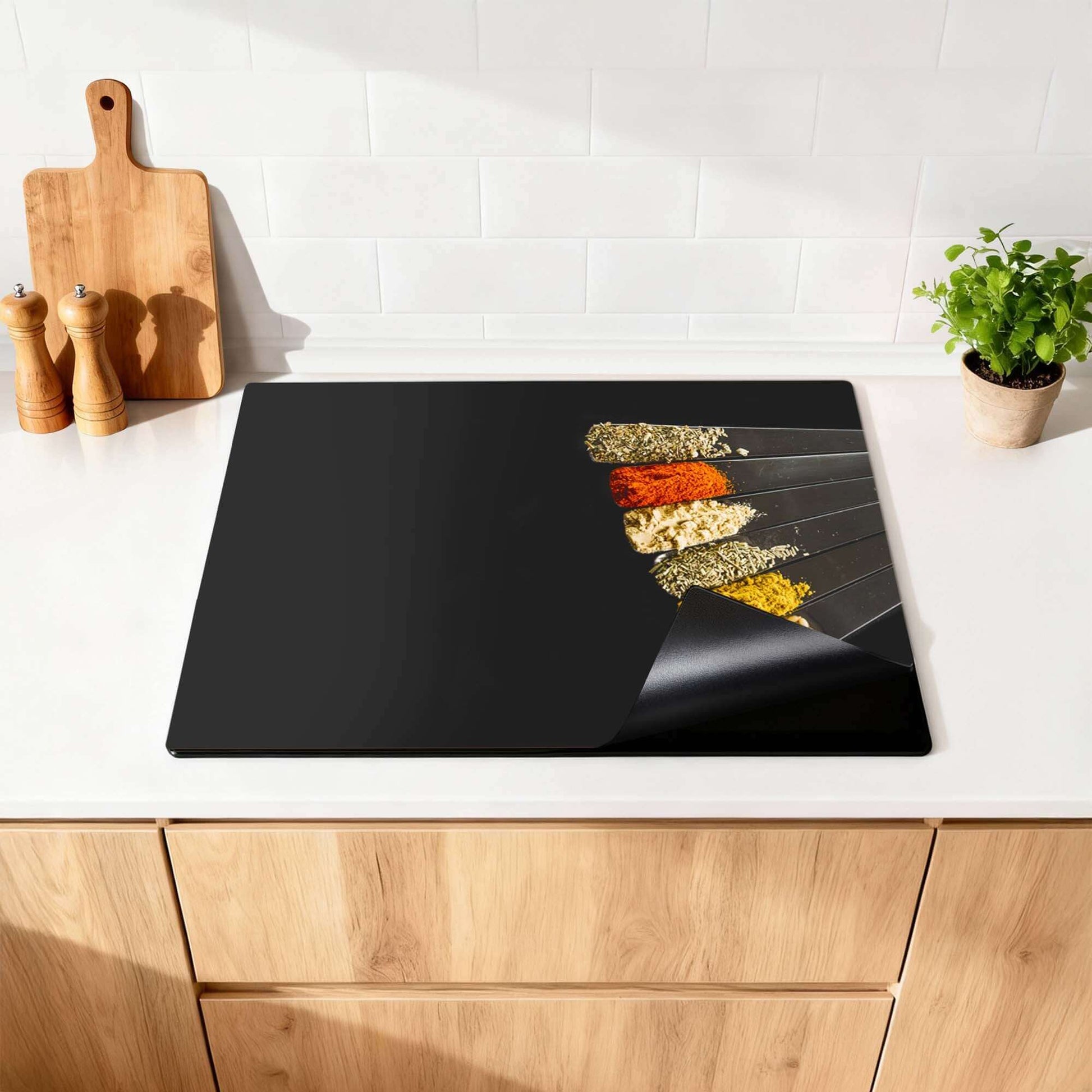 Spice Fan - Inductie Beschermer op een moderne keukenblad met verschillende specerijen.