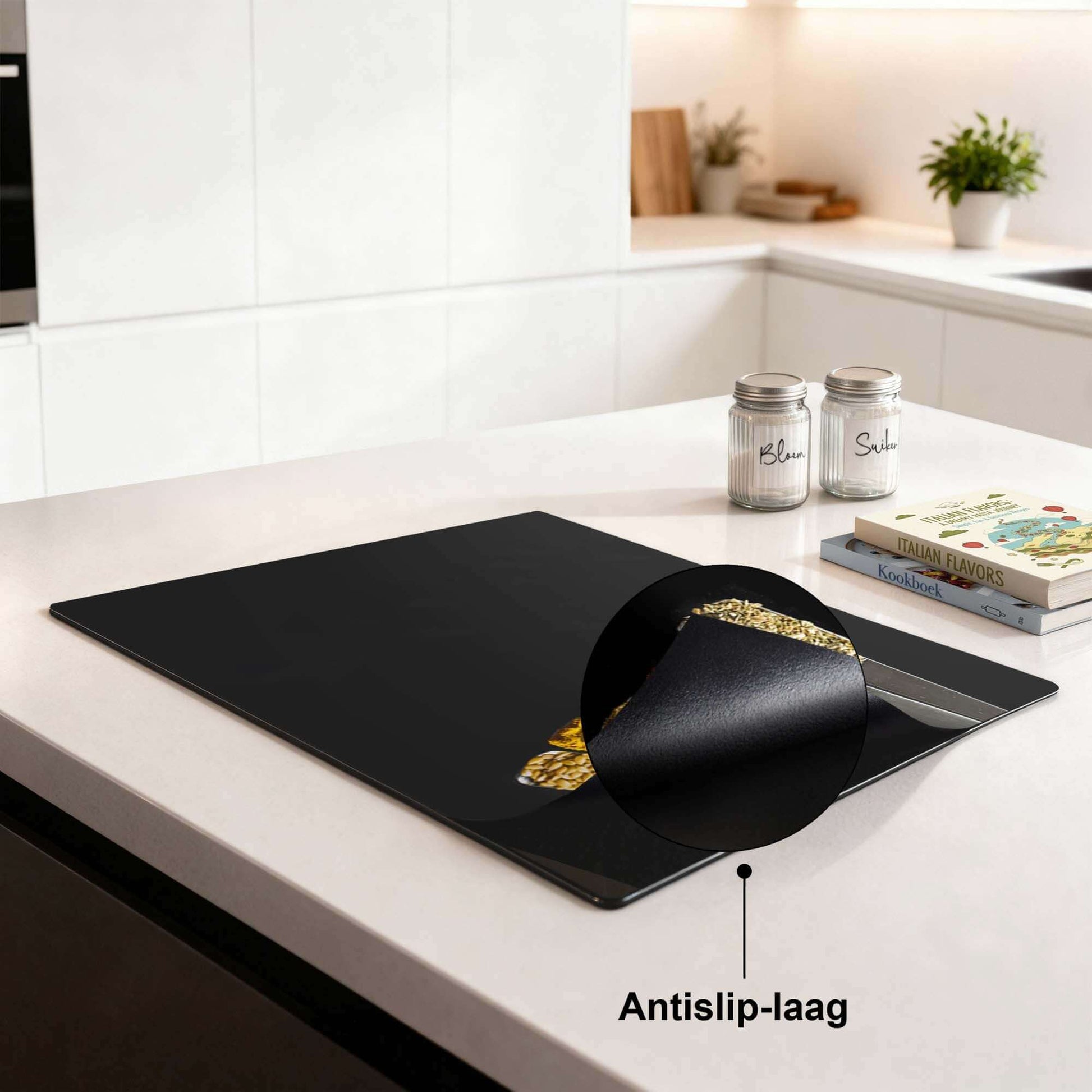 Spice Fan - Inductie Beschermer met antislip-laag op moderne keukenblad.