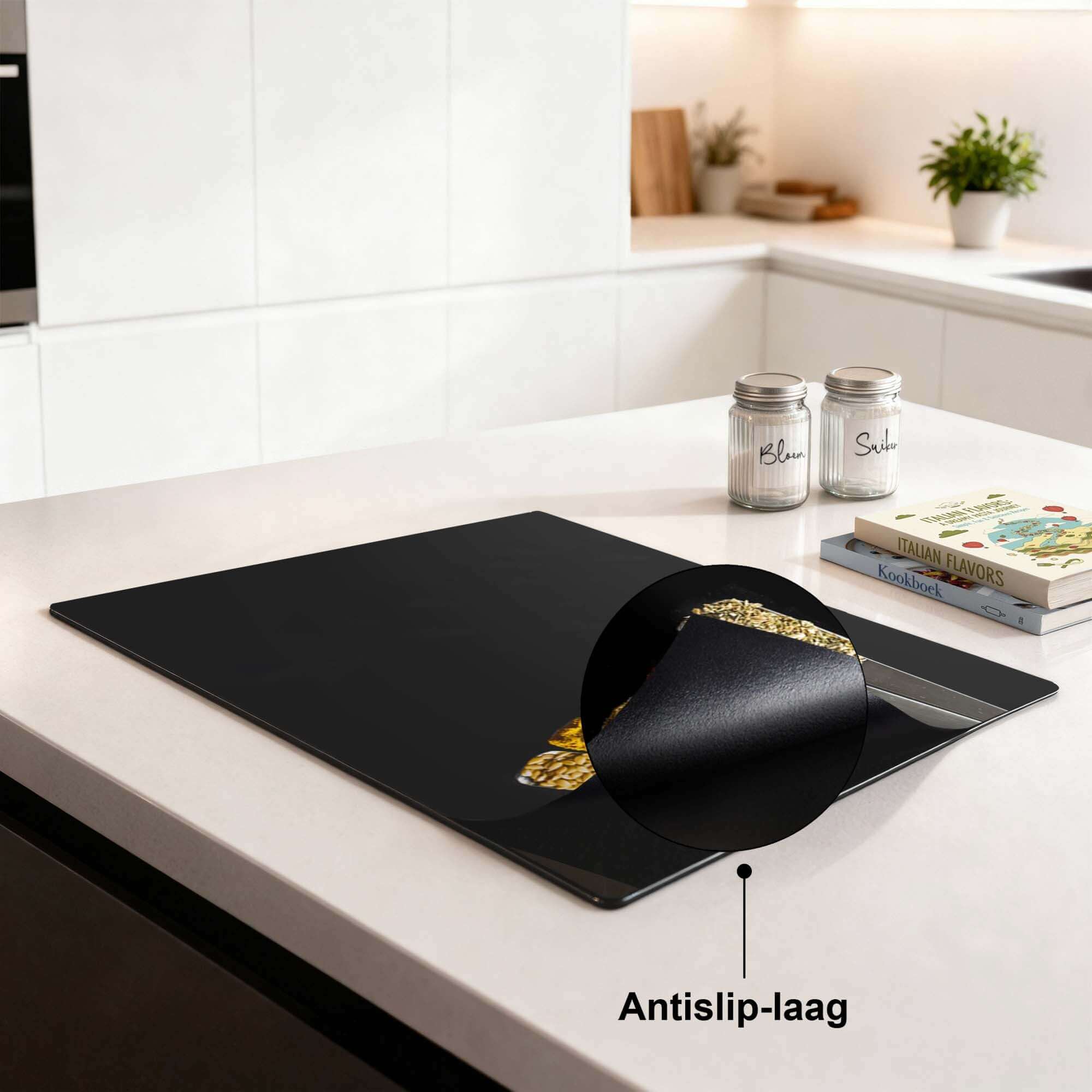 Spice Fan - Inductie Beschermer met antislip-laag op moderne keukenblad.