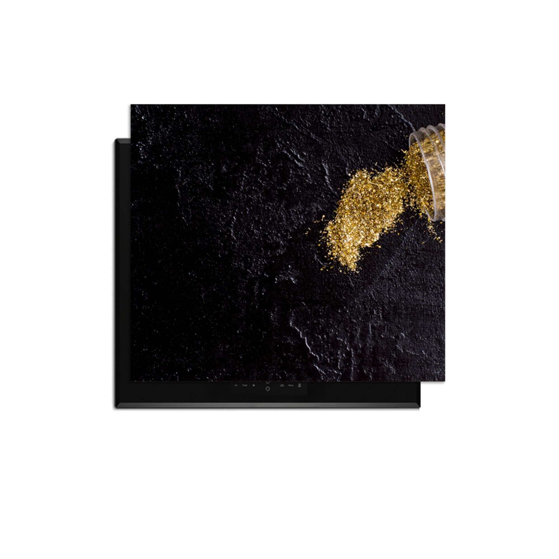 Spilled Gold - Inductie Beschermer bovenop een inductiekookplaat met gouden glitters.