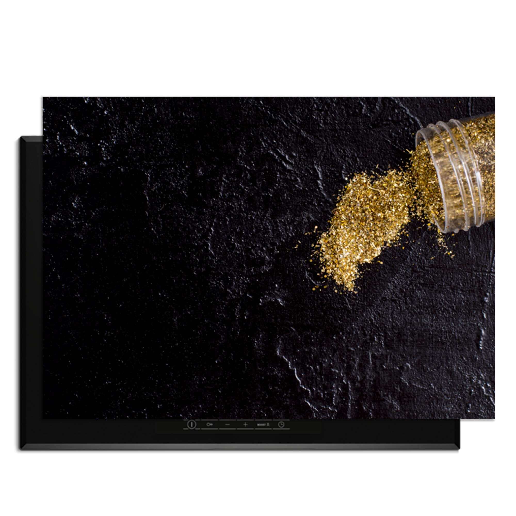 Spilled Gold - Inductie Beschermer op een moderne keukenachtergrond met gouden glitters.