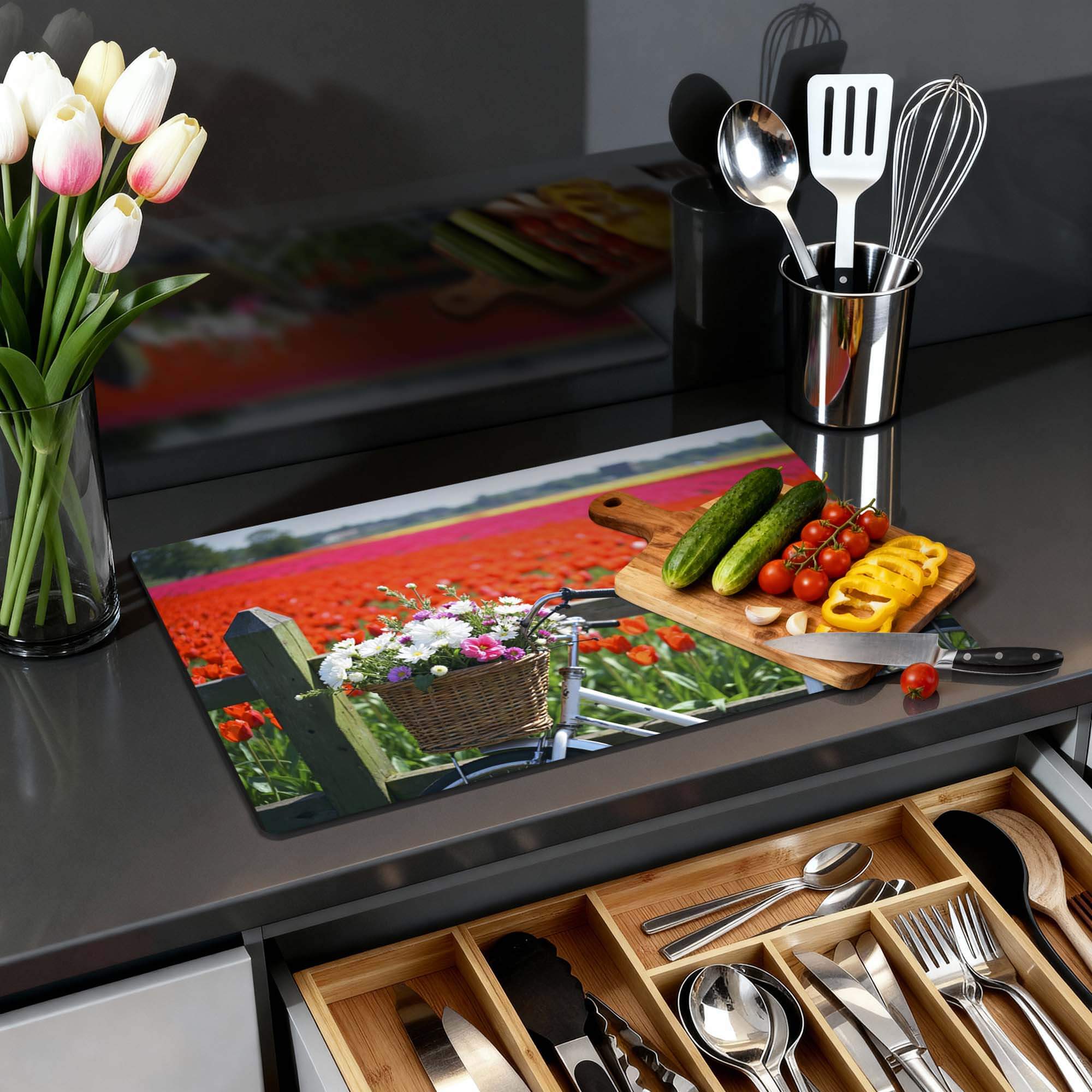 Spring Ride - Inductie Beschermer met kleurrijke tulpen en verse groenten op een moderne keuken.