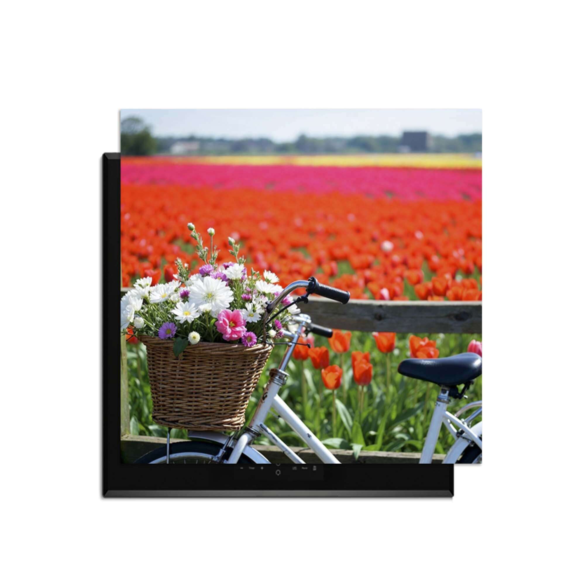 Spring Ride - Inductie Beschermer met fietstas vol bloemen in kleurrijke tulpenvelden.