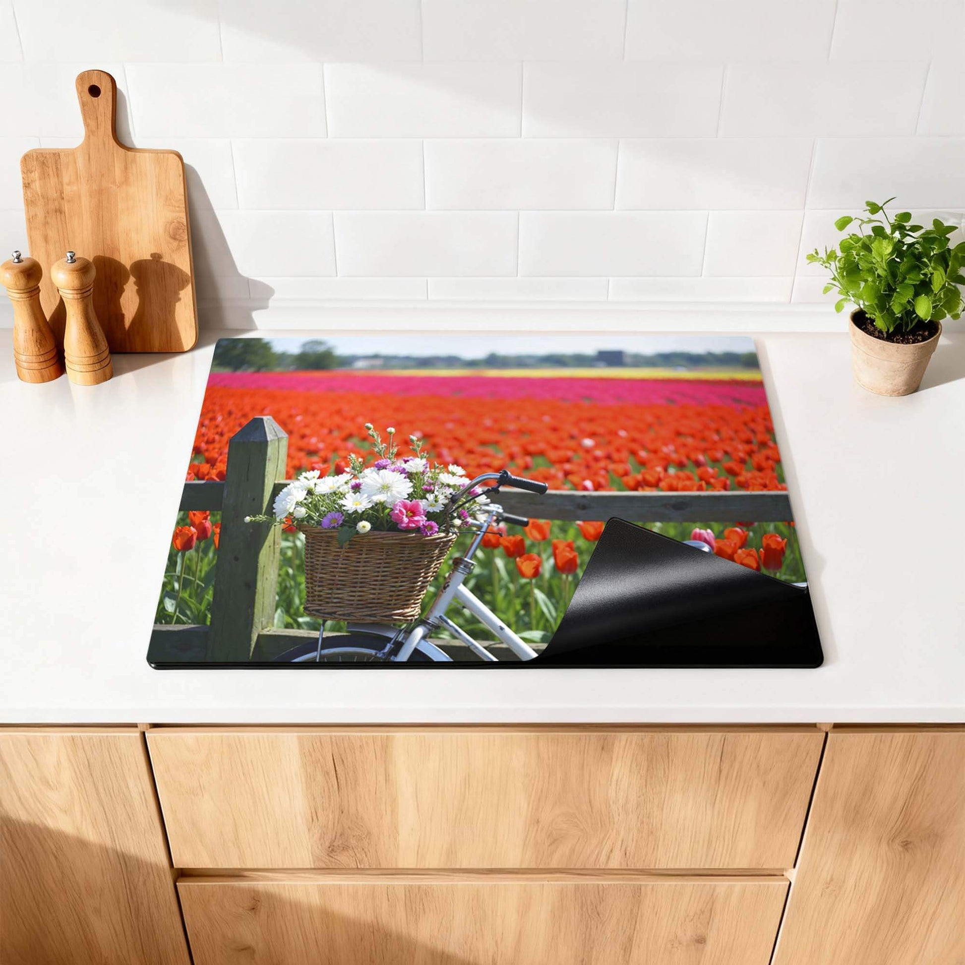 Spring Ride - Inductie Beschermer met kleurrijke tulpenvelden en een fiets met bloemen in de keuken.