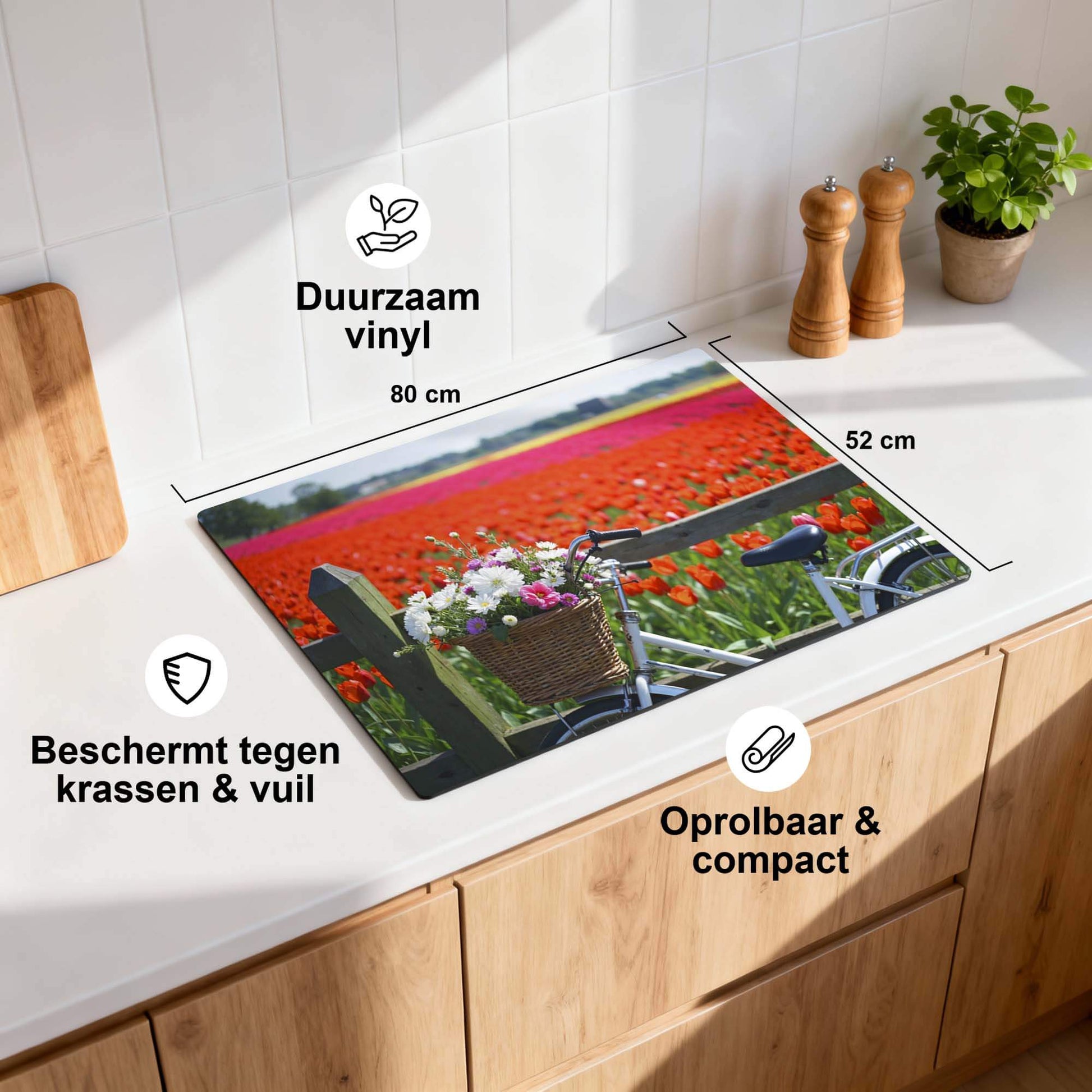 Spring Ride - Inductie Beschermer op een keukenblad met bloemen en tulpen, duurzaam vinyl, beschermt tegen krassen en vuil.