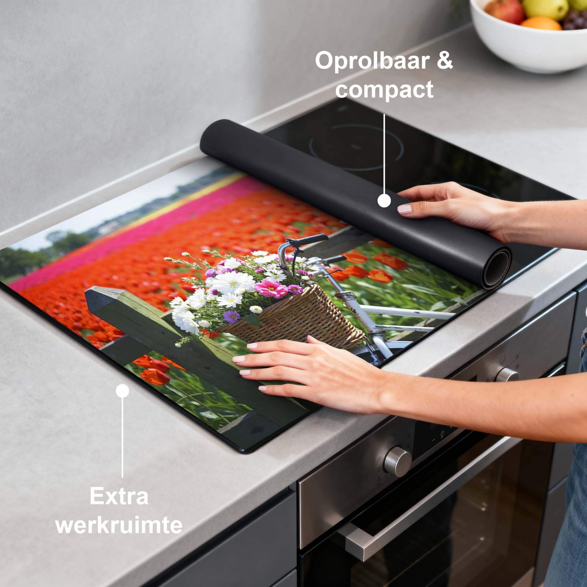 Spring Ride - Inductie Beschermer op een inductiekookplaat met bloemen, biedt extra werkruimte en bescherming.