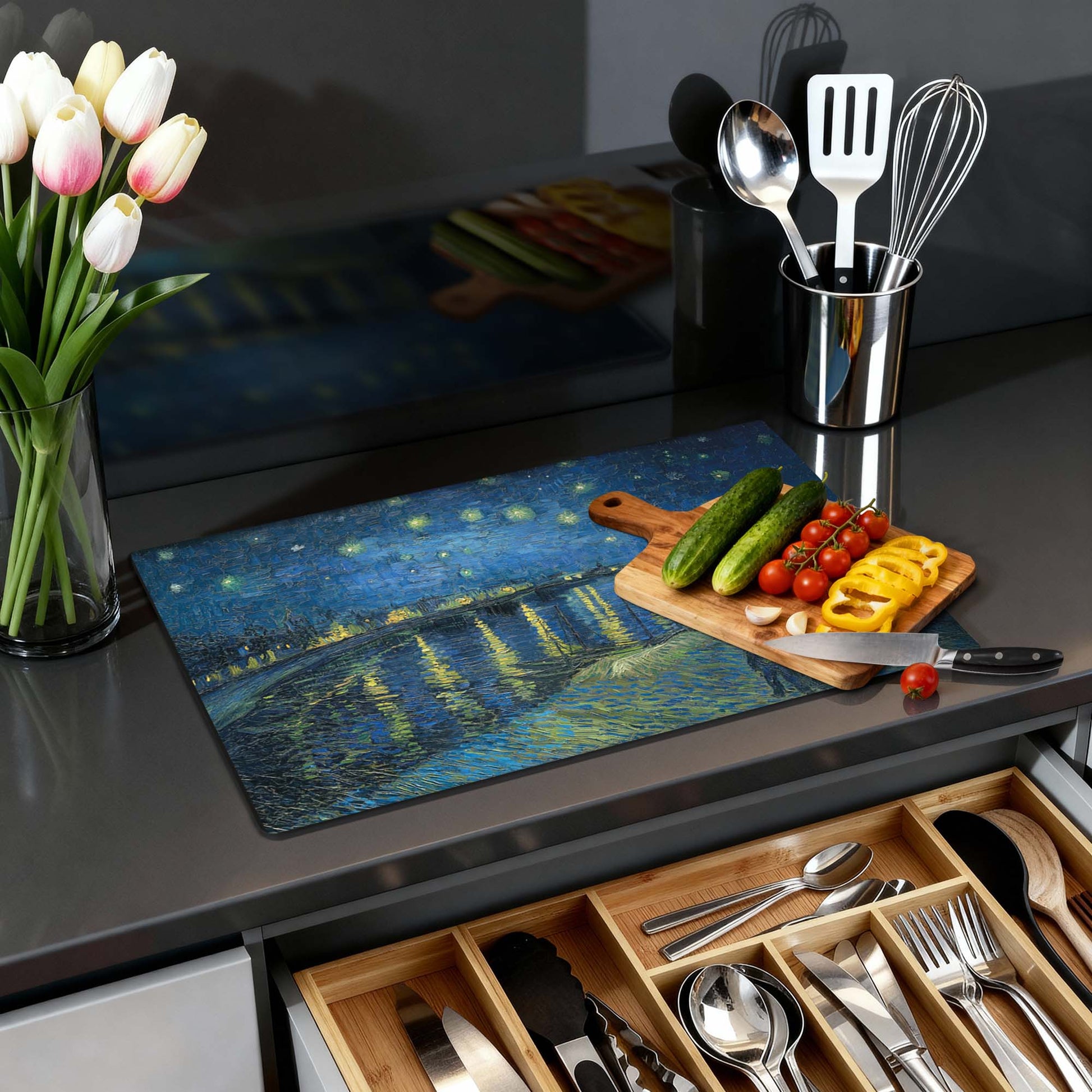 Sterrennacht boven de Rhône – Inductie Beschermer op keukenblad met groenten en keukenaccessoires