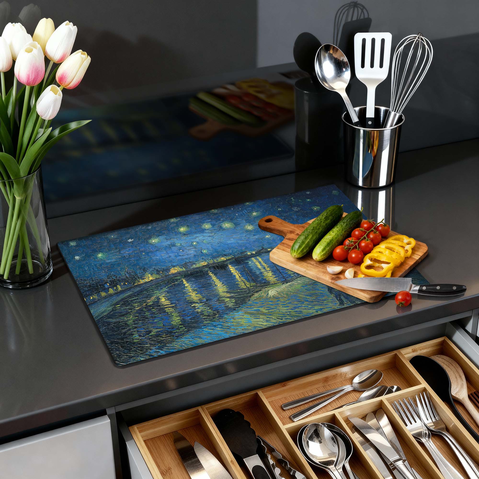 Sterrennacht boven de Rhône – Inductie Beschermer op keukenblad met groenten en keukenaccessoires