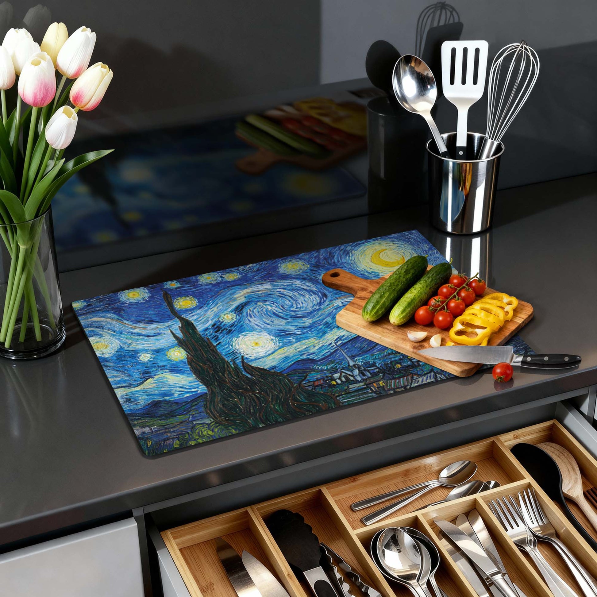 Sterrennacht – Inductie Beschermer op keukenblad met groenten en kookgerei, artistiek en stijlvol keukenaccessoire voor moderne keukens.