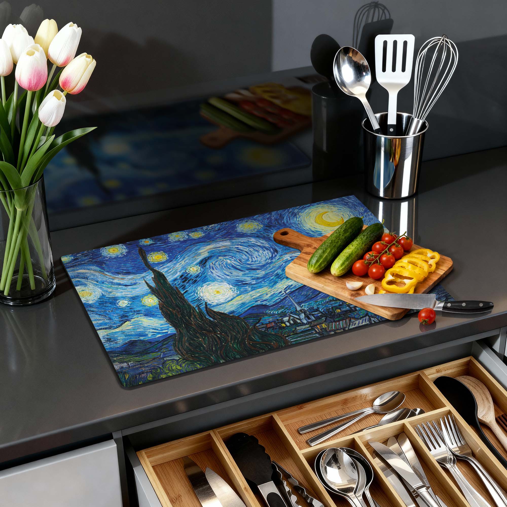 Sterrennacht – Inductie Beschermer op keukenblad met groenten en kookgerei, artistiek en stijlvol keukenaccessoire voor moderne keukens.