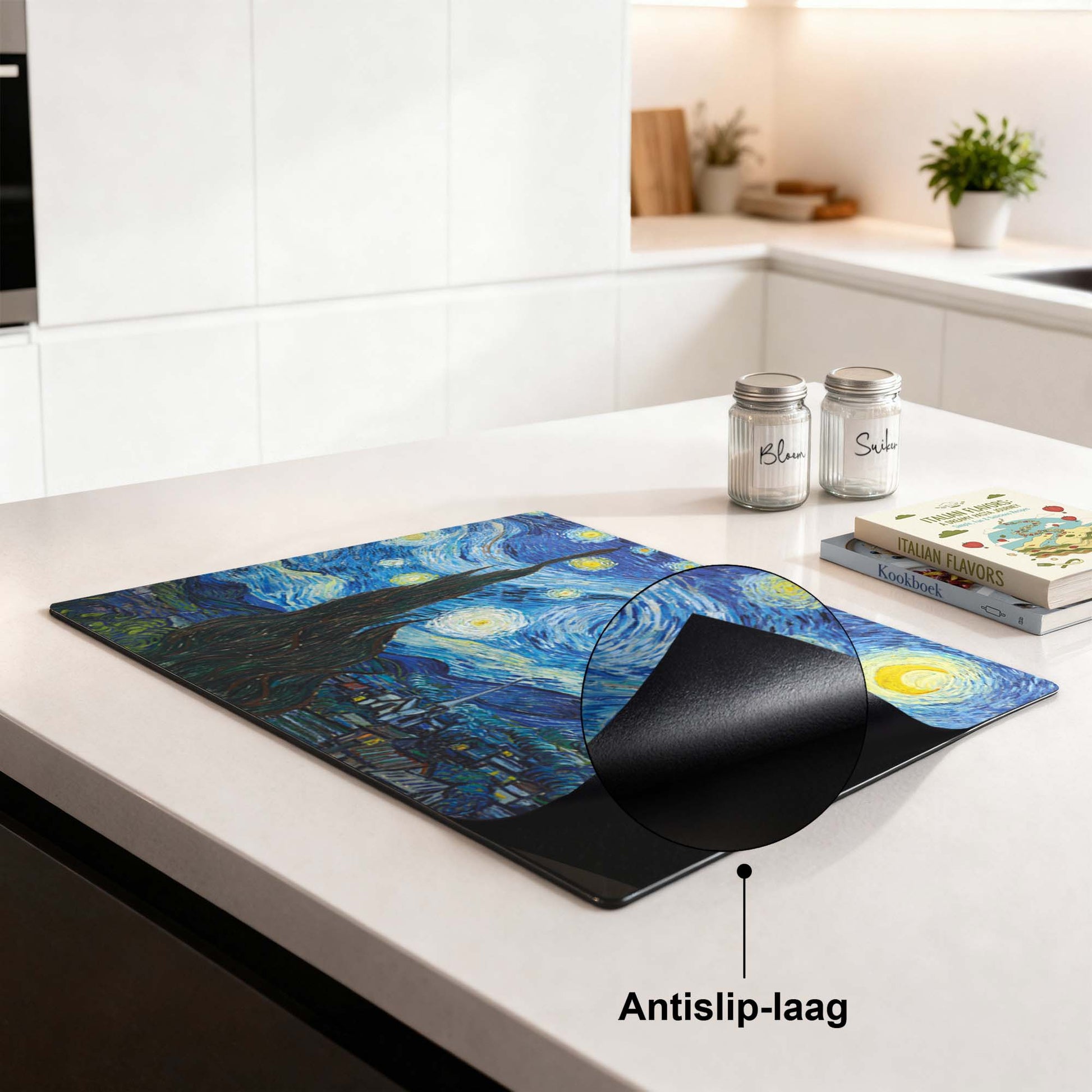 Sterrennacht – Inductie Beschermer op een keukentafel, met een artistiek ontwerp en antislip-laag.
