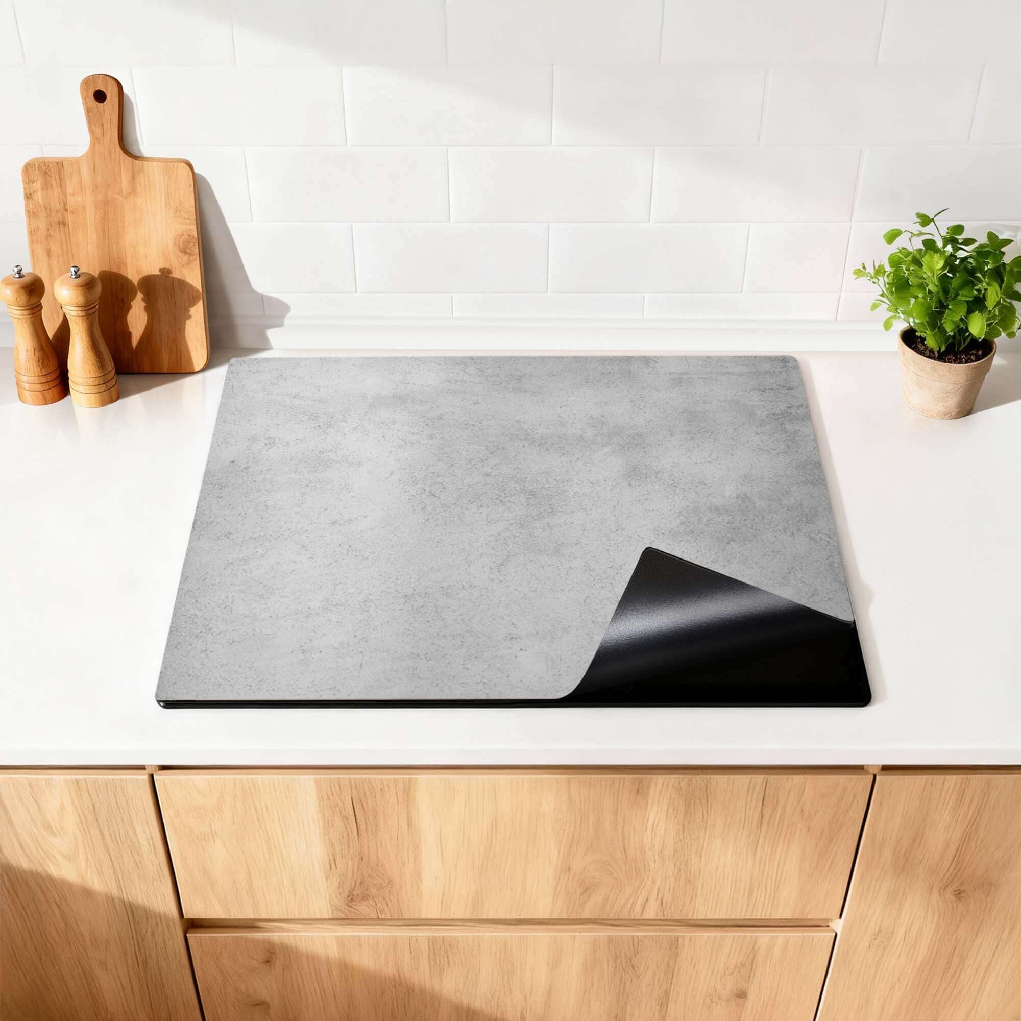Urban Grey - Inductie Beschermer voor inductieplaat met lichtgrijs beton ontwerp in moderne keuken.