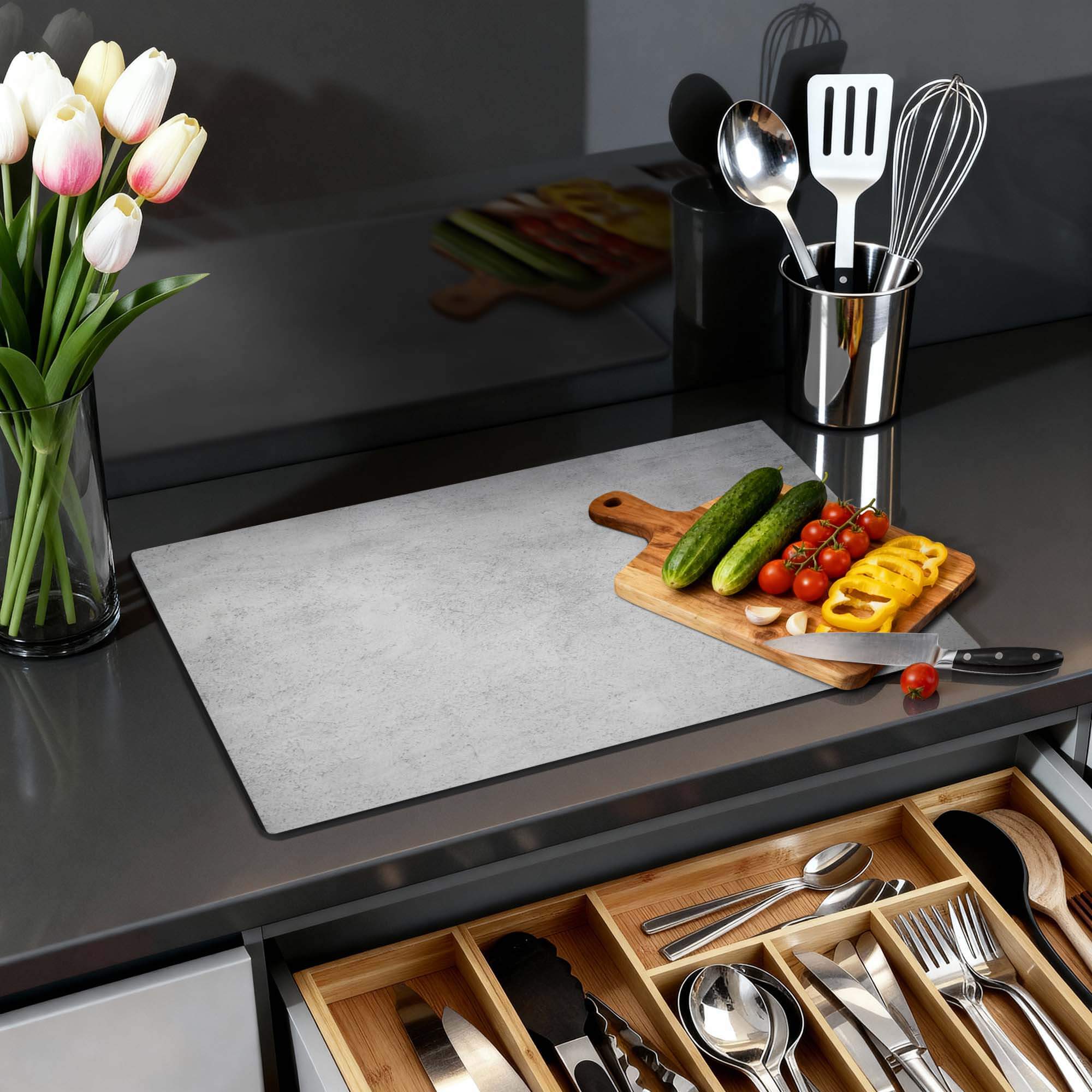 Urban Grey - Inductie Beschermer op een keukentafel met groenten en kookgerei.