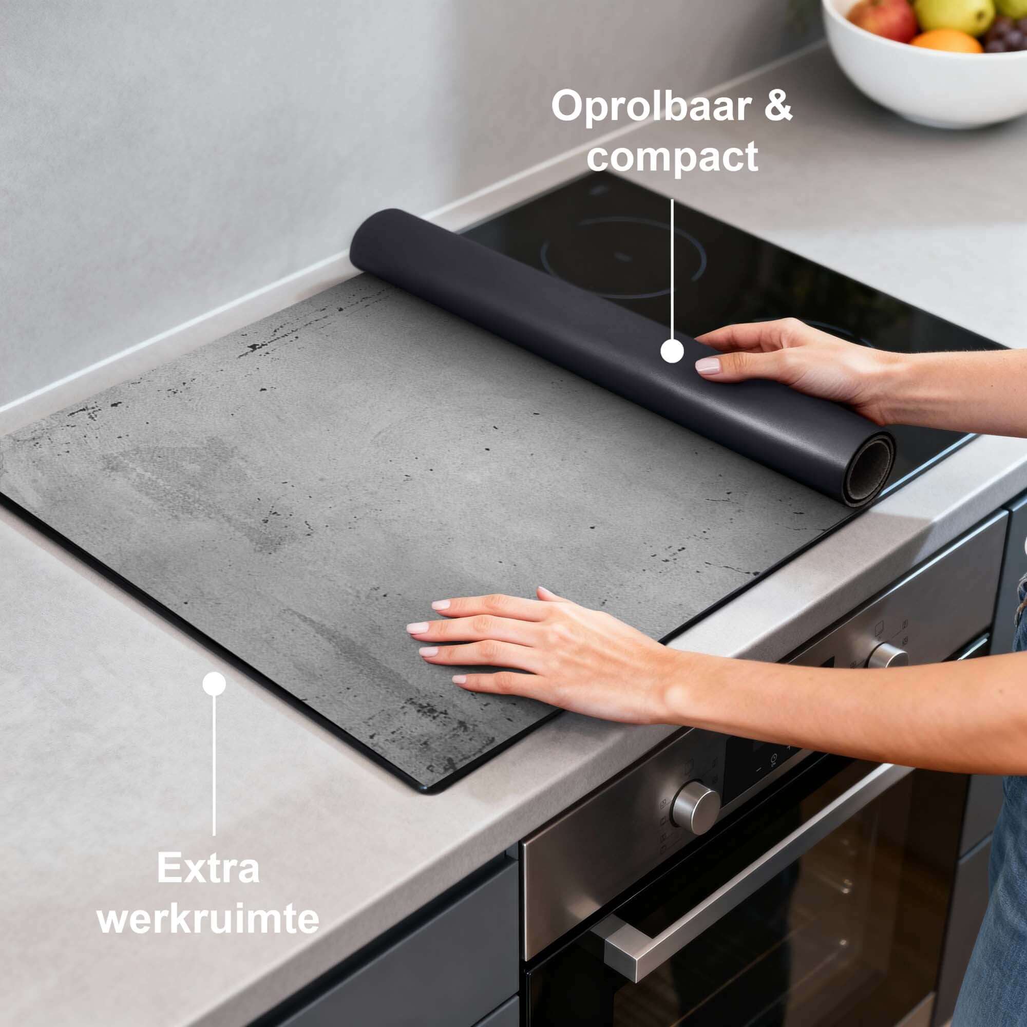 Urban Slate – Inductie Beschermer op een werkblad met een industrieel betonpatroon voor extra werkruimte.