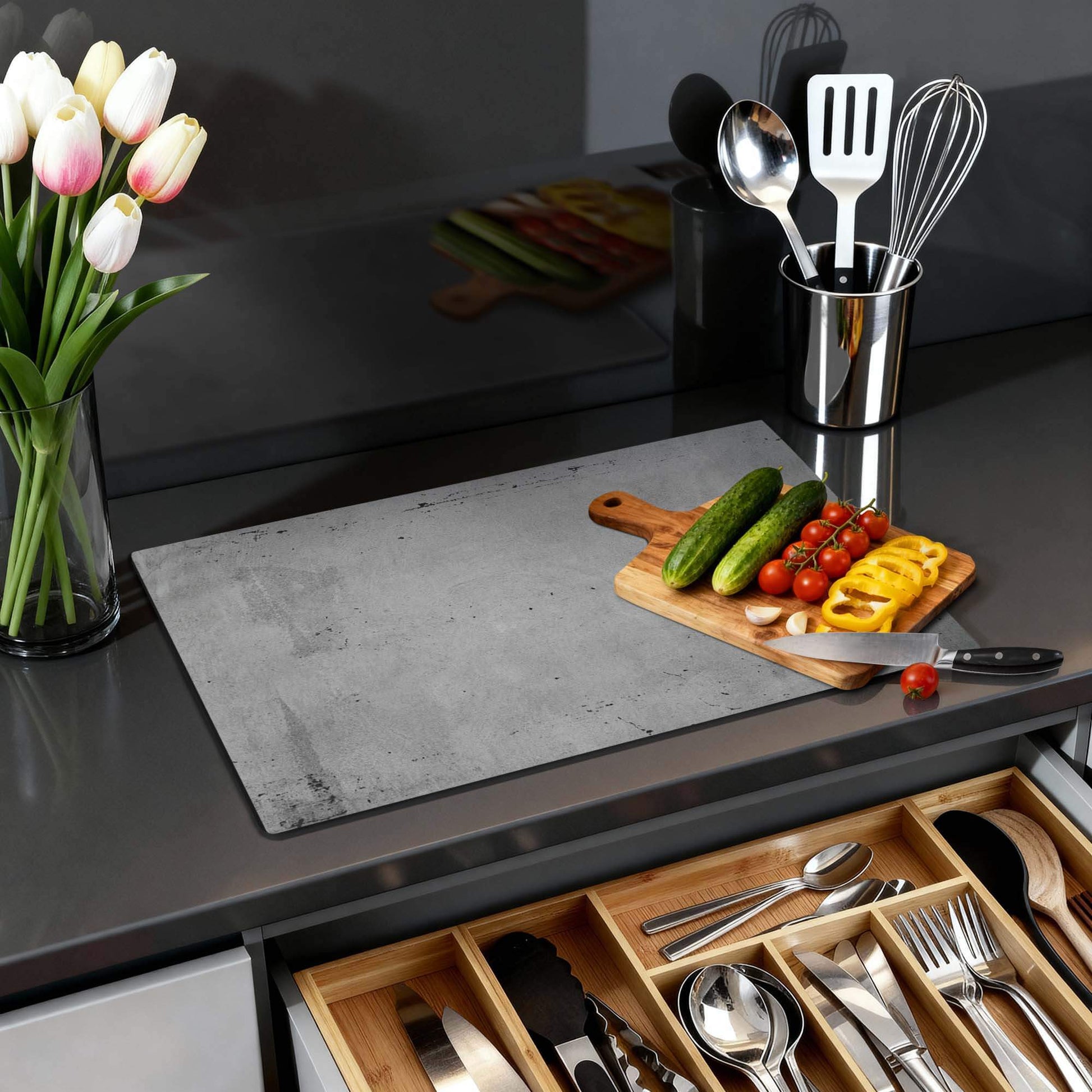 Urban Slate – Inductie Beschermer op een moderne keukenblad met groenten en keukenaccessoires.