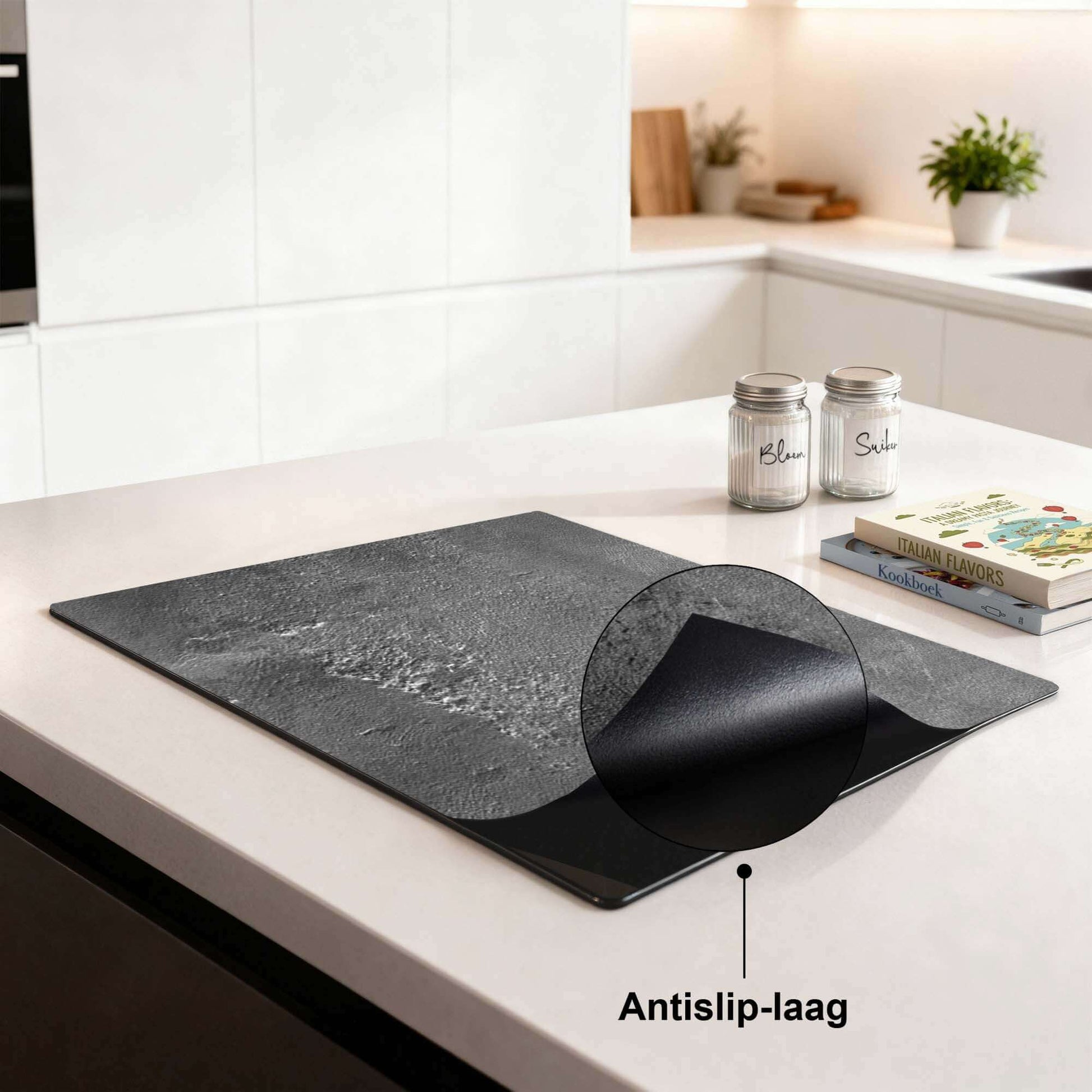 Urban Stone Elegance inductiebeschermer geplaatst op inductiekookplaat in een minimalistische keuken