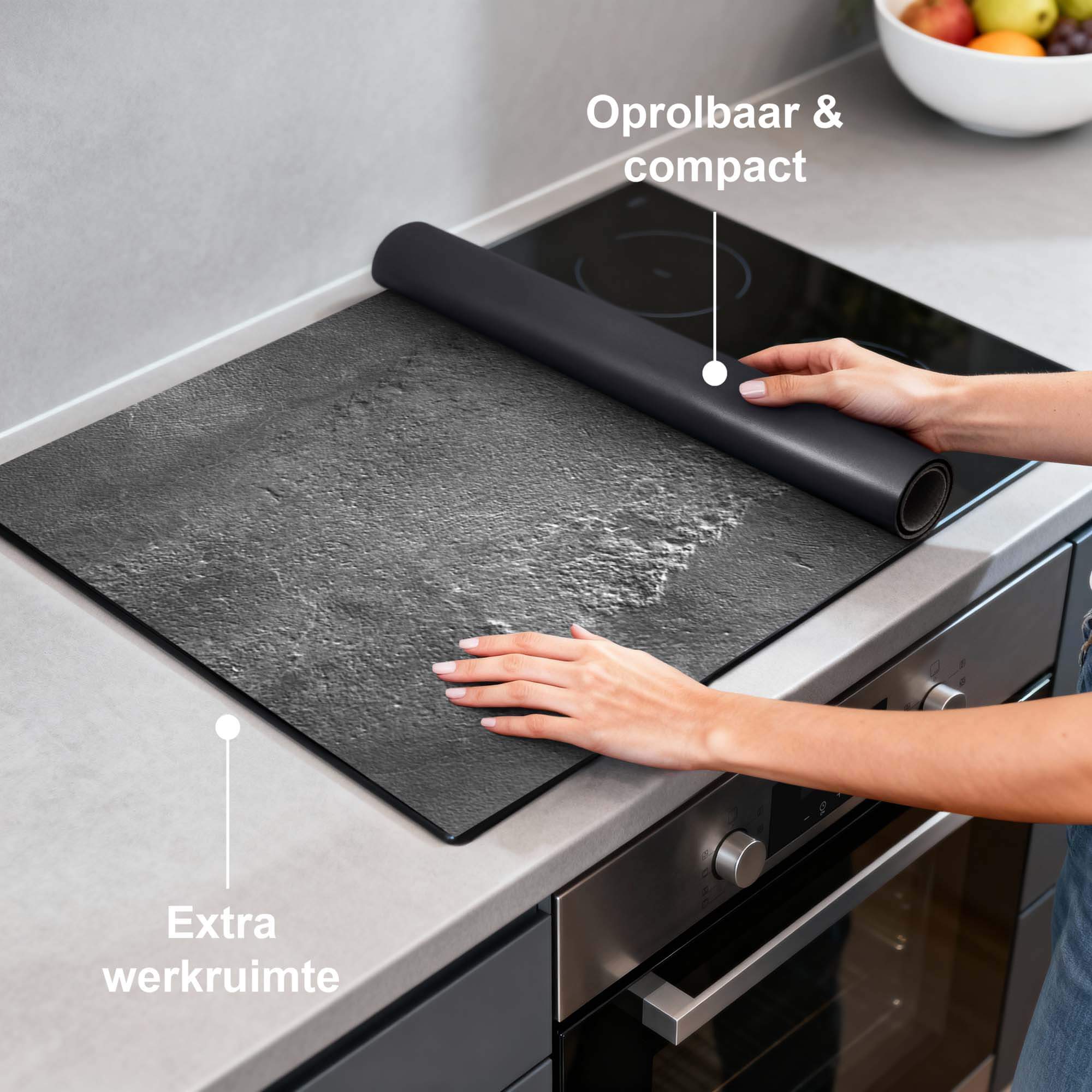Urban Stone Elegance – Inductie Beschermer op een keukenblad, oprolbaar en compact voor extra werkruimte.