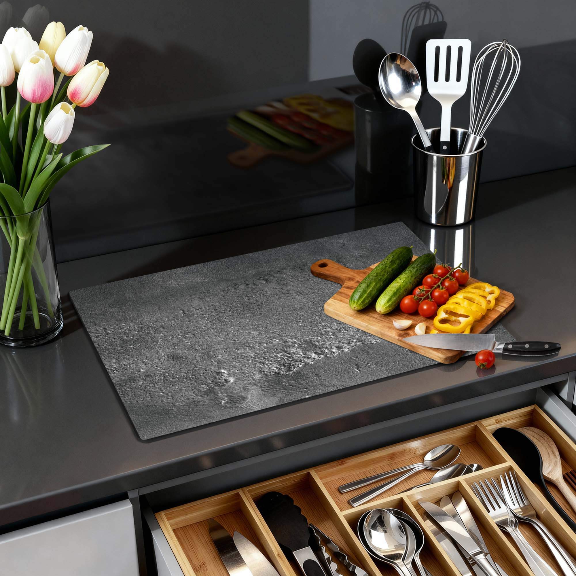 Urban Stone Elegance – Inductie Beschermer op een modern keukenblad met groenten en bloemen.