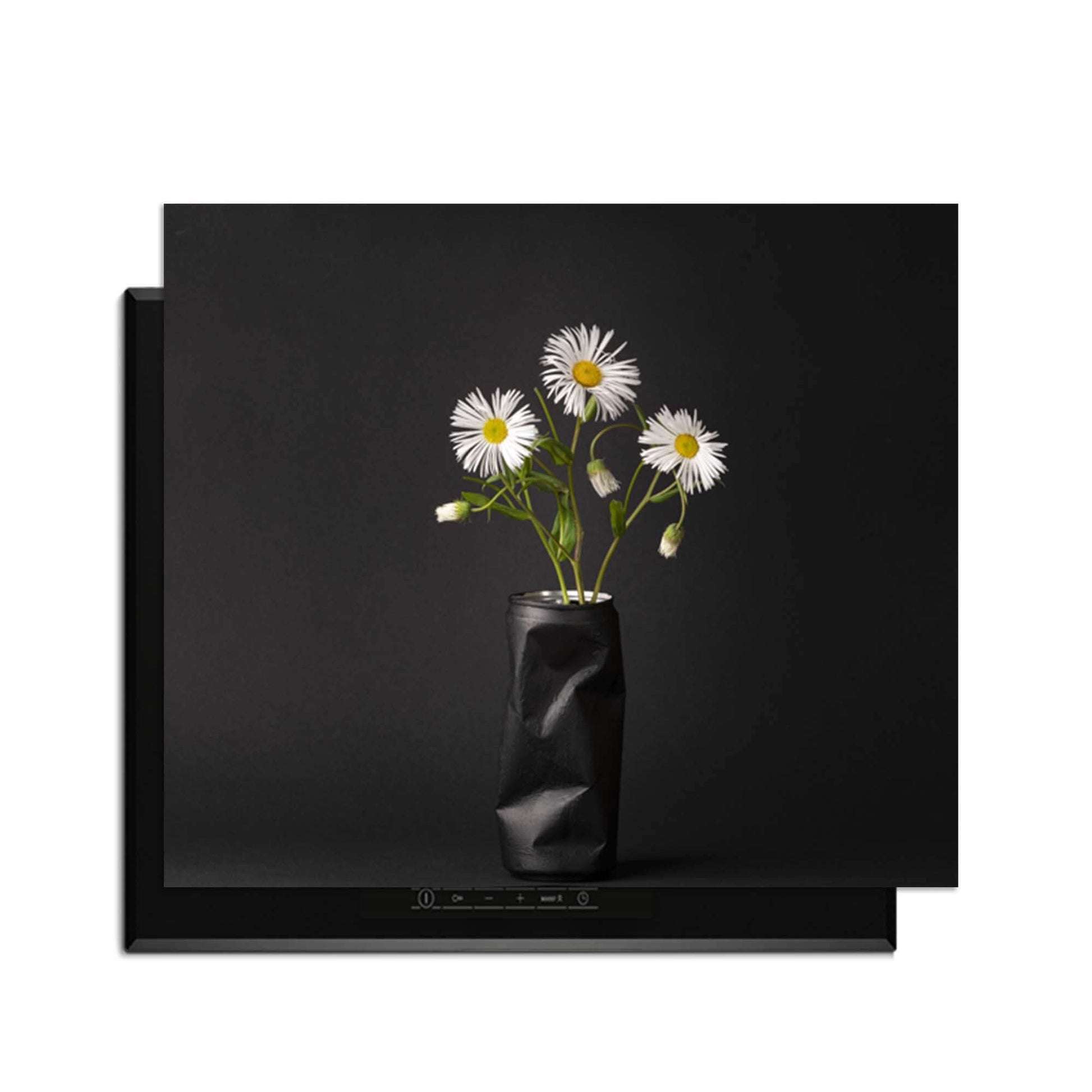 Urban Daisy - Inductie Beschermer met een stijlvolle vaas en bloemen op een inductiekookplaat.