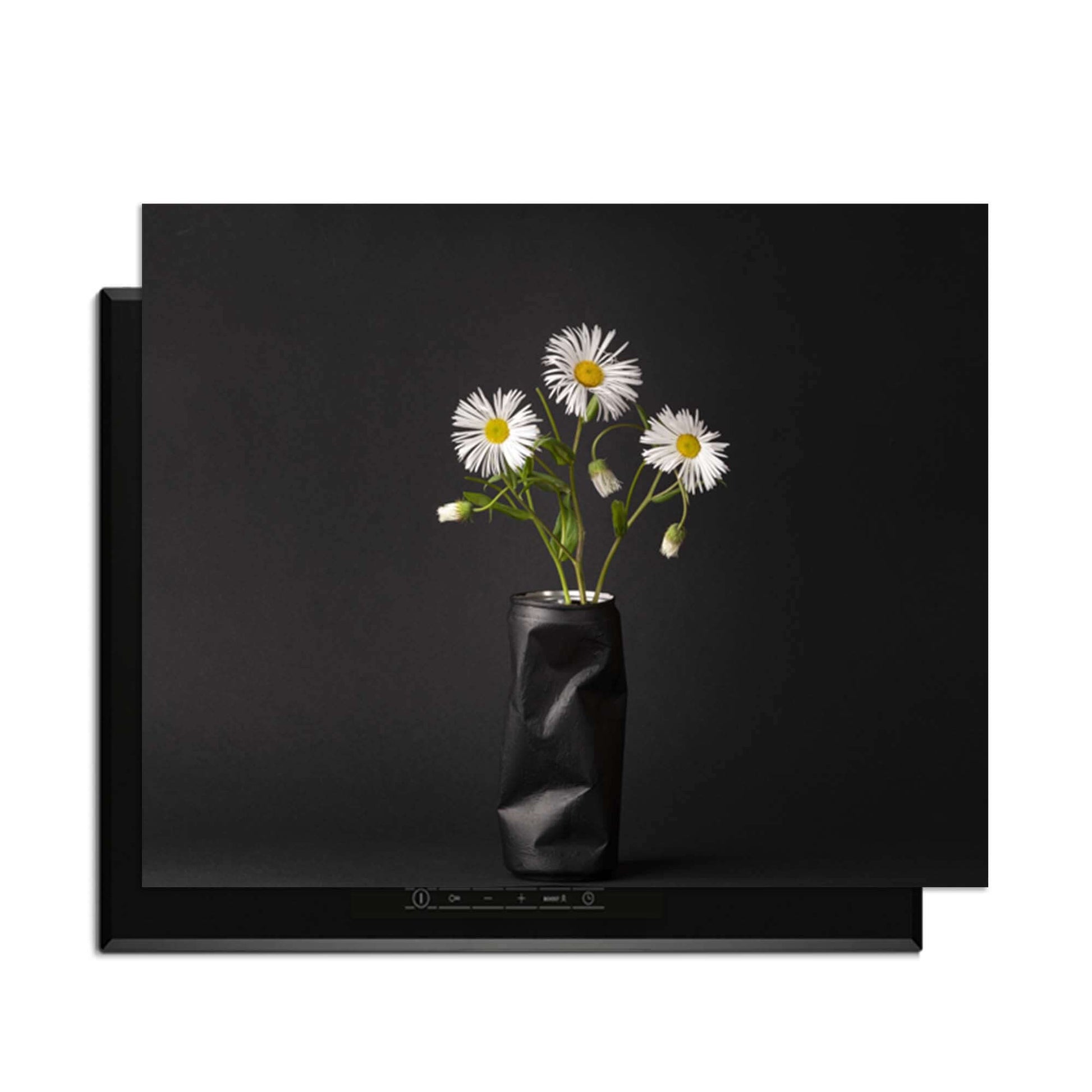 Urban Daisy - Inductie Beschermer met bloemen in vaas op een donkere achtergrond, stijlvol en modern.
