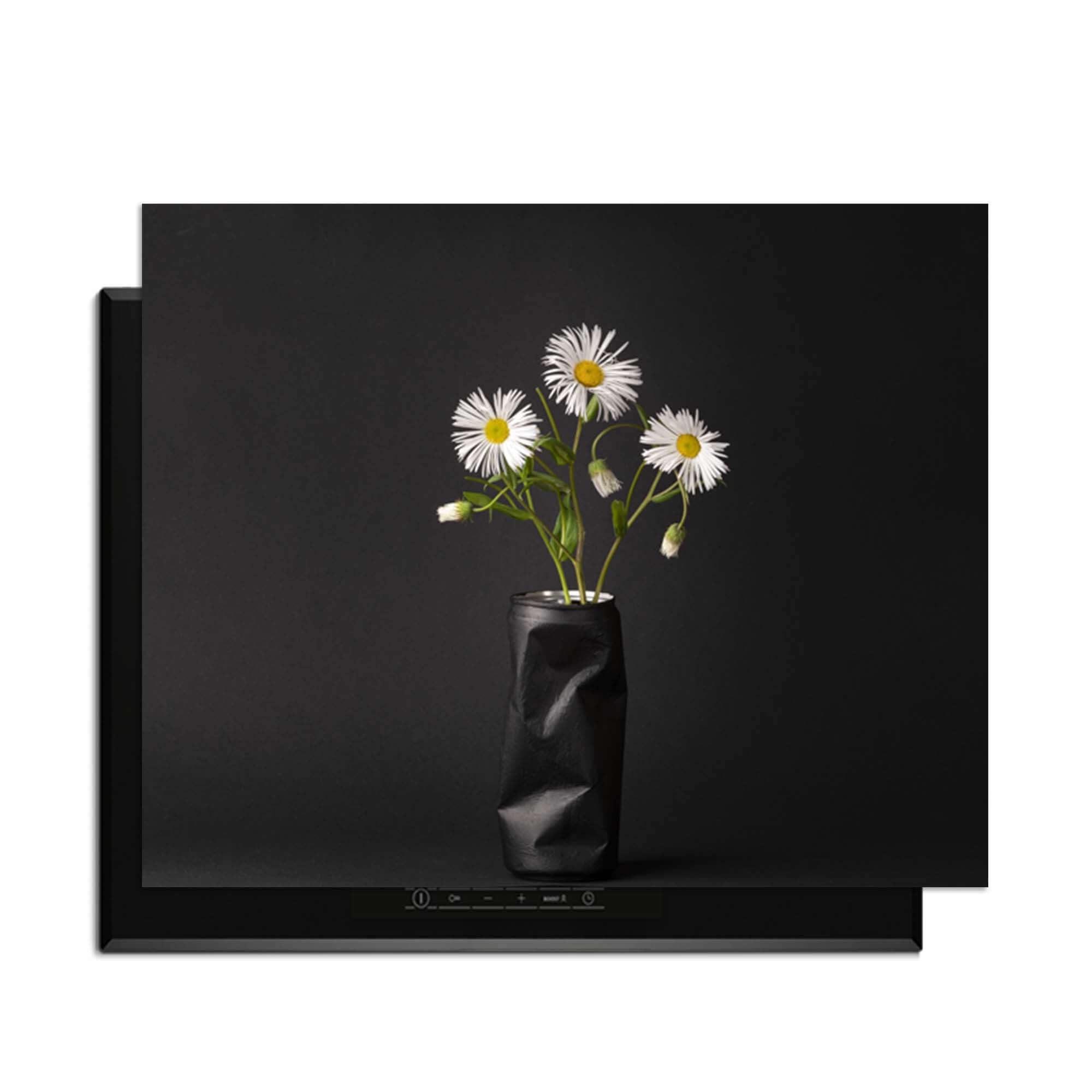 Urban Daisy - Inductie Beschermer met bloemen in vaas op een donkere achtergrond, stijlvol en modern.